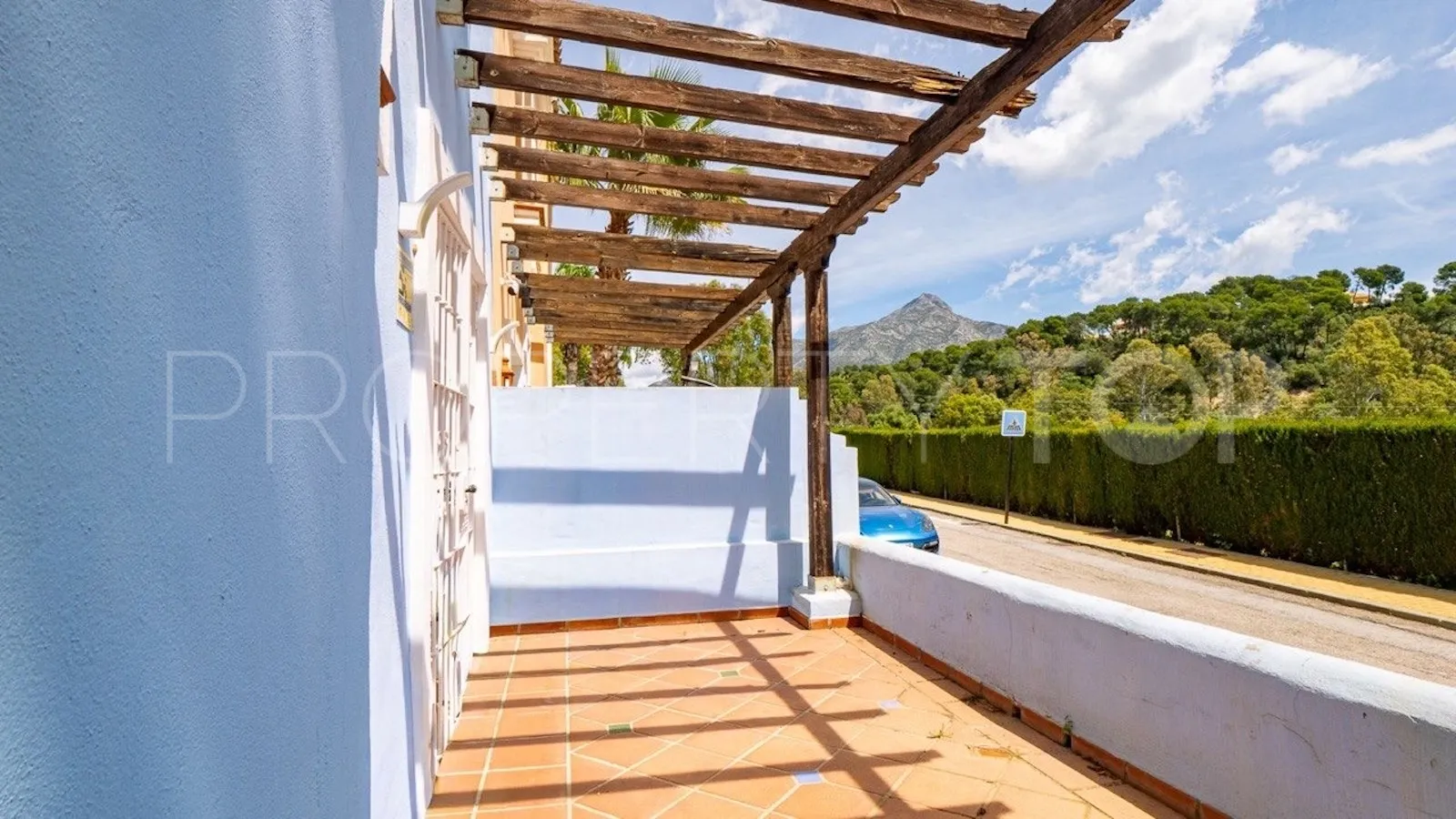 Buy town house in Aloha Lake Village