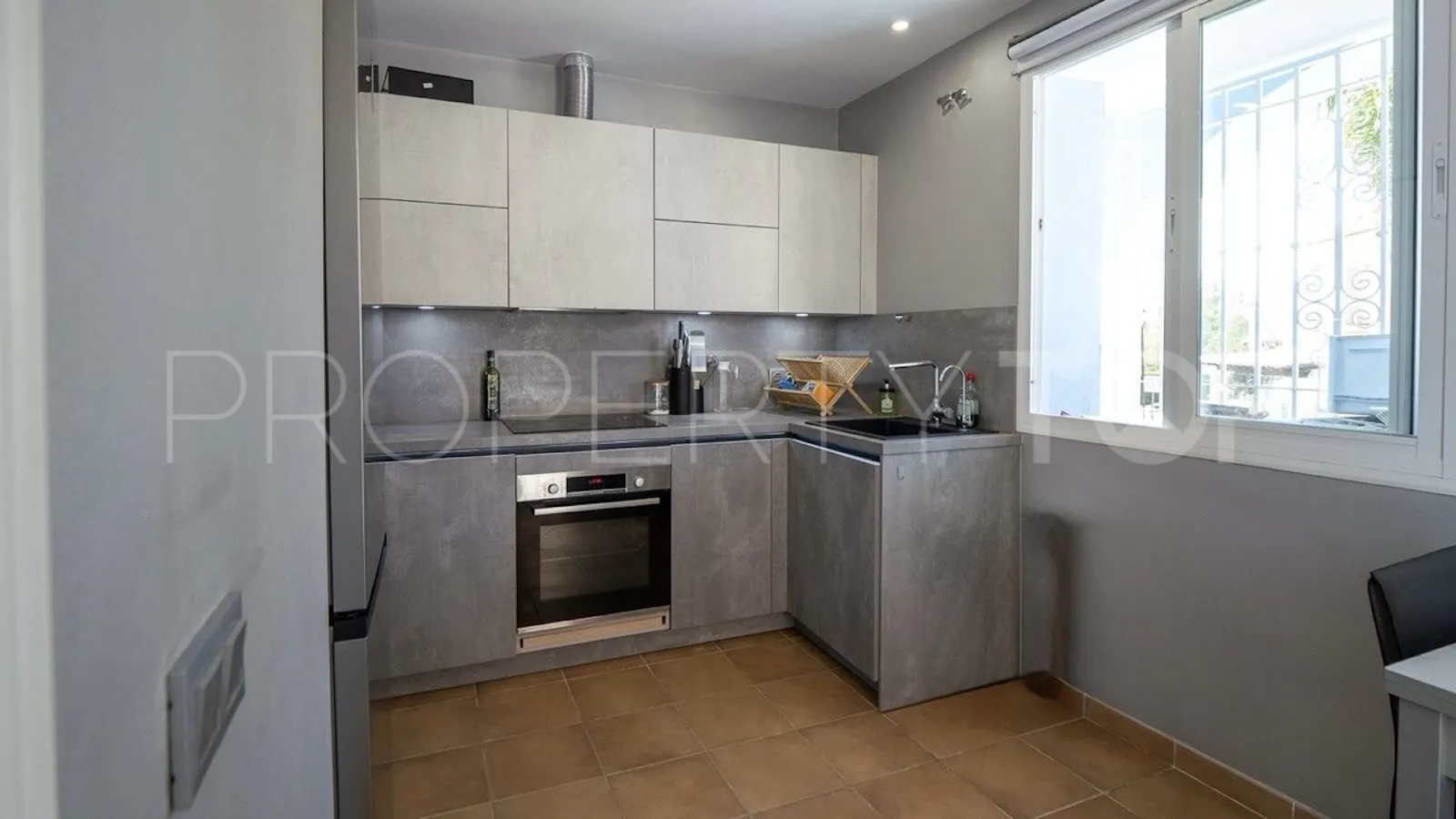 Buy town house in Aloha Lake Village