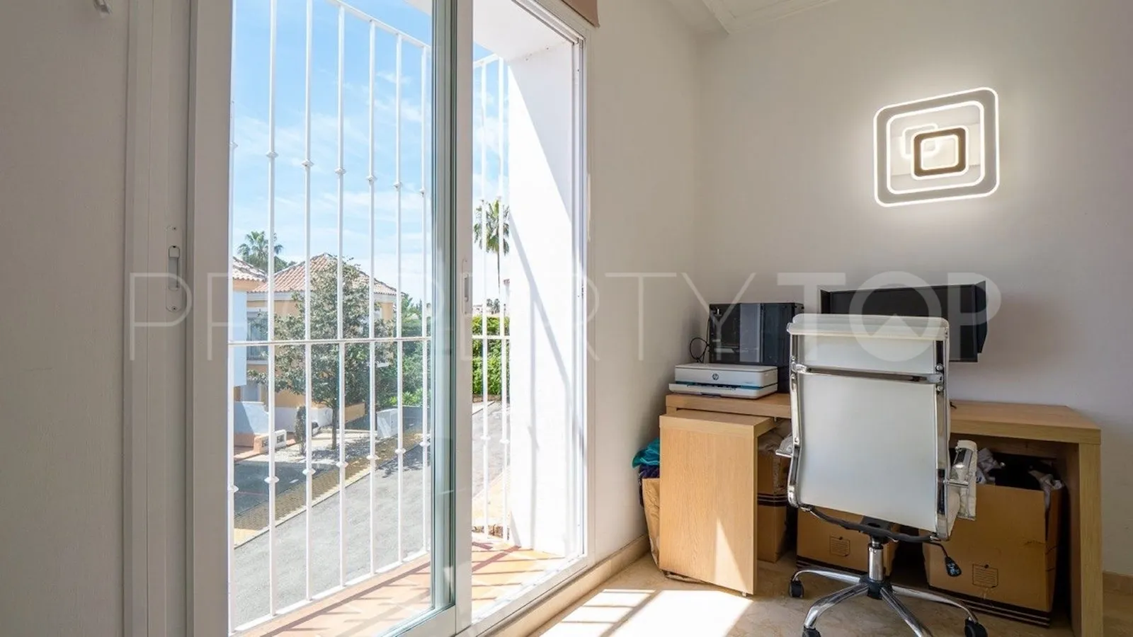 Buy town house in Aloha Lake Village