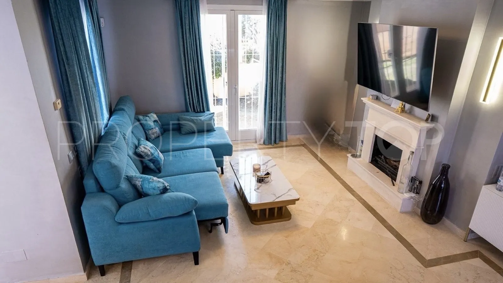 Buy town house in Aloha Lake Village