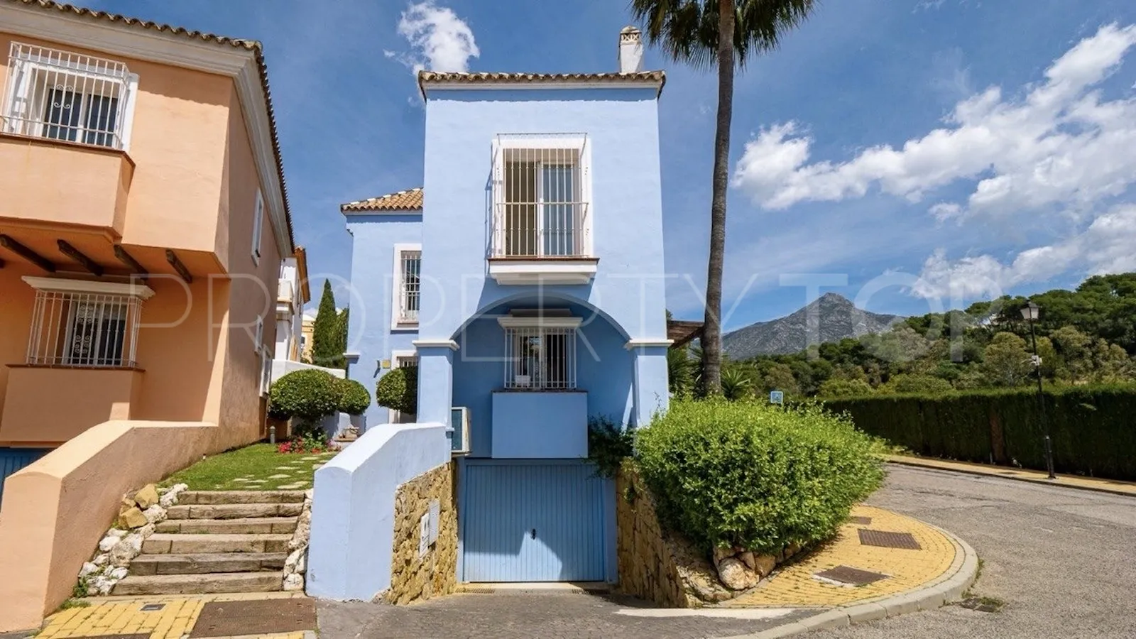 Buy town house in Aloha Lake Village