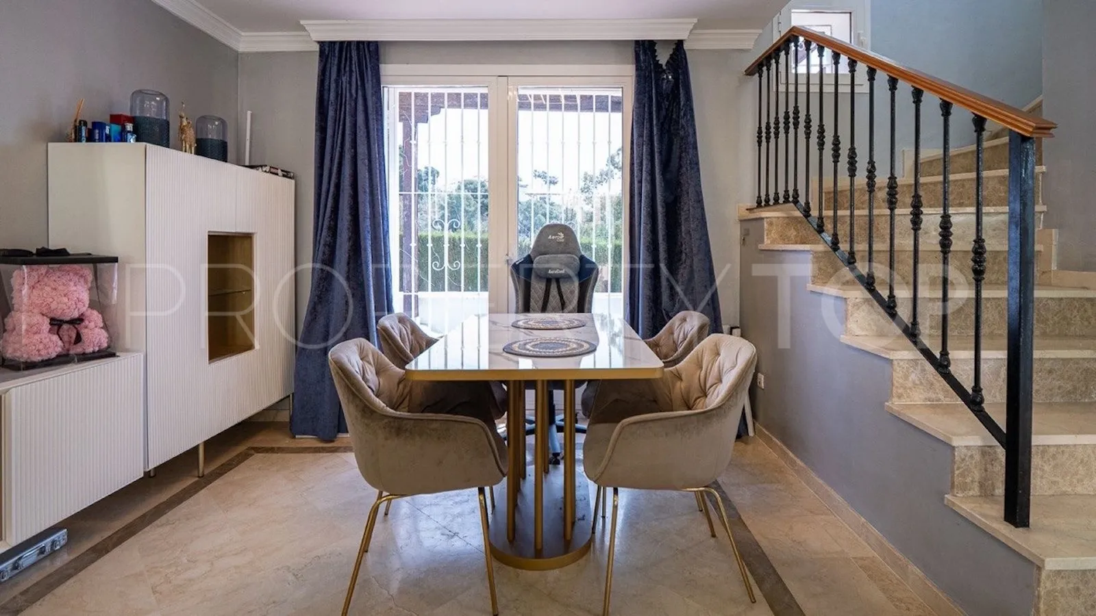 Buy town house in Aloha Lake Village