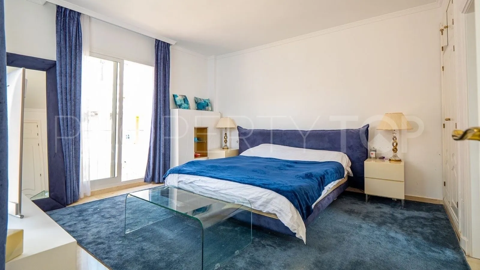 Buy town house in Aloha Lake Village
