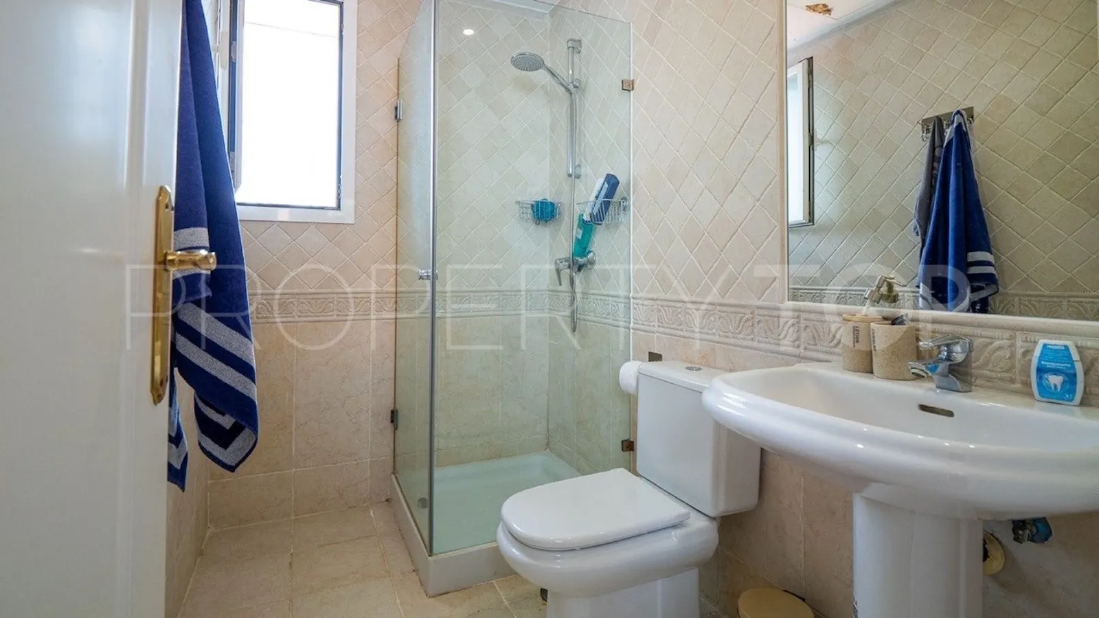 Buy town house in Aloha Lake Village