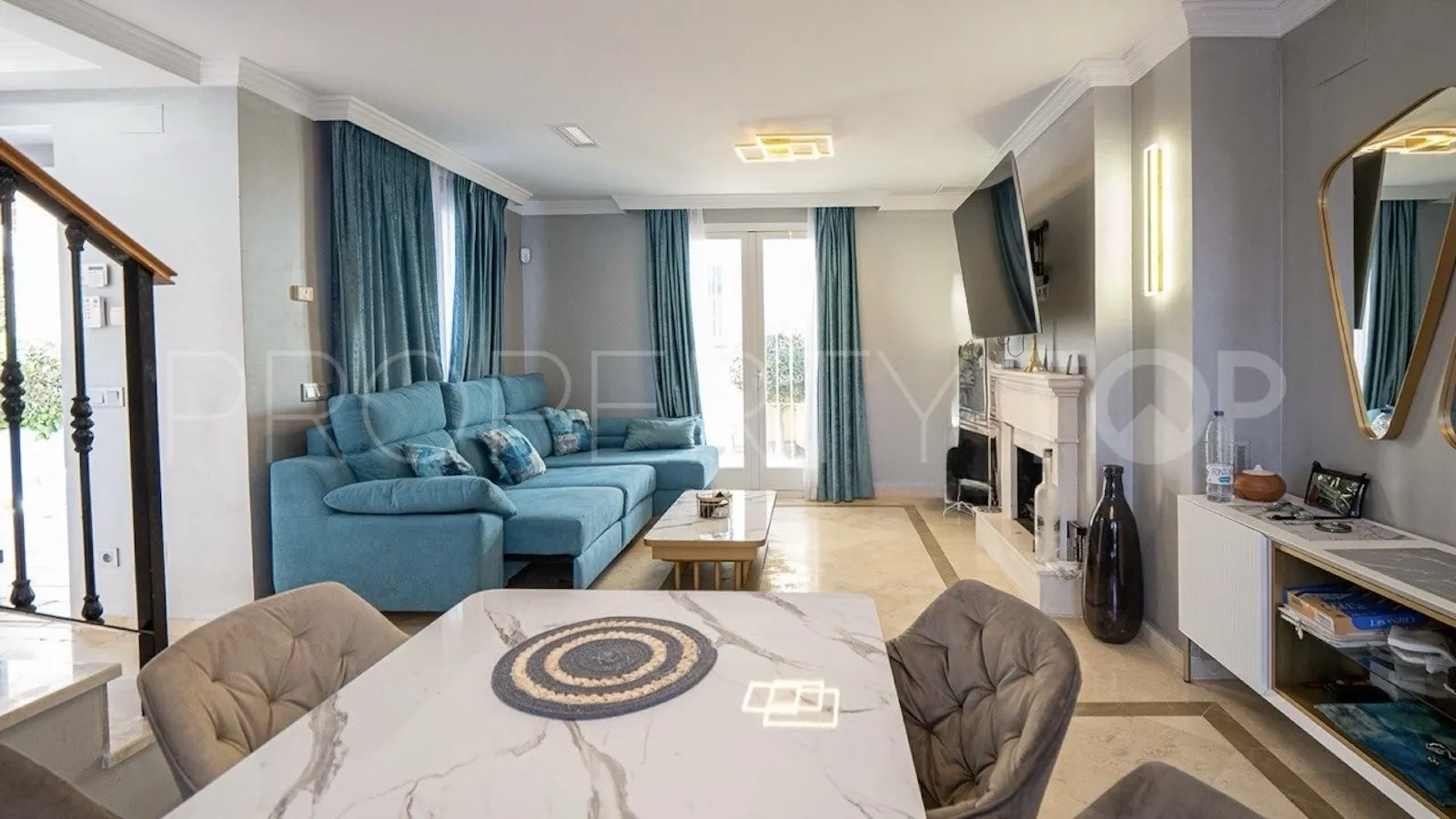 Buy town house in Aloha Lake Village