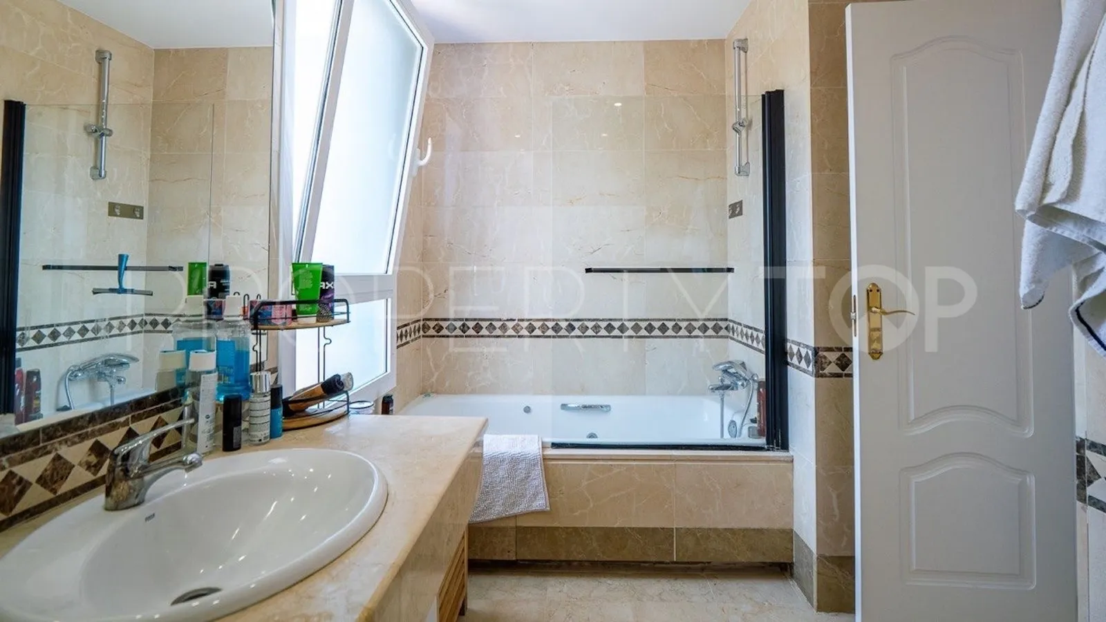 Buy town house in Aloha Lake Village