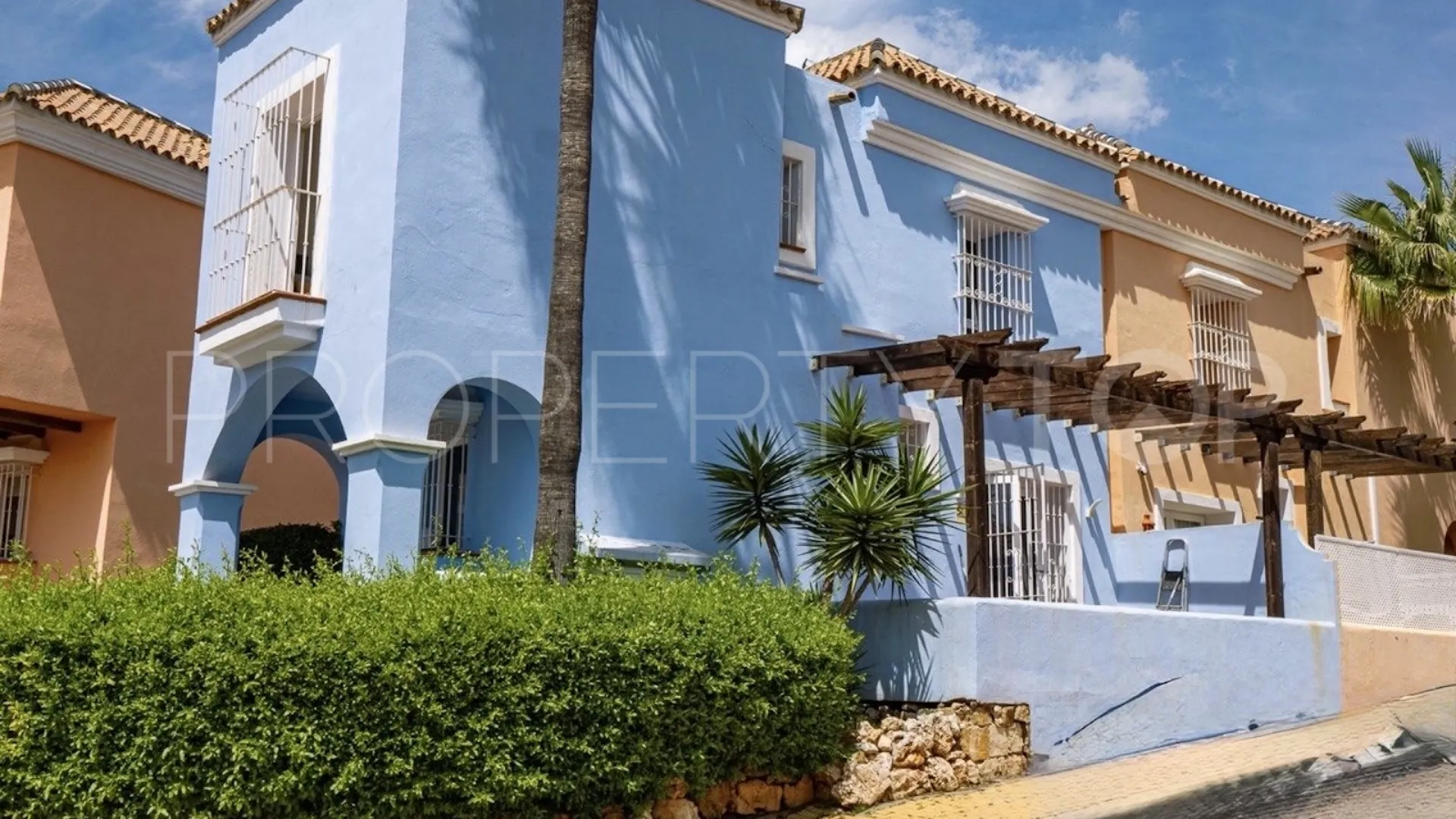 Buy town house in Aloha Lake Village