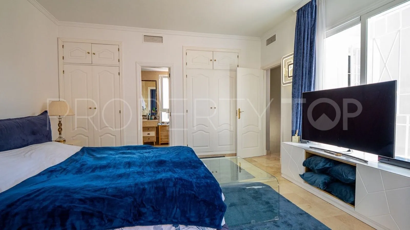 Buy town house in Aloha Lake Village