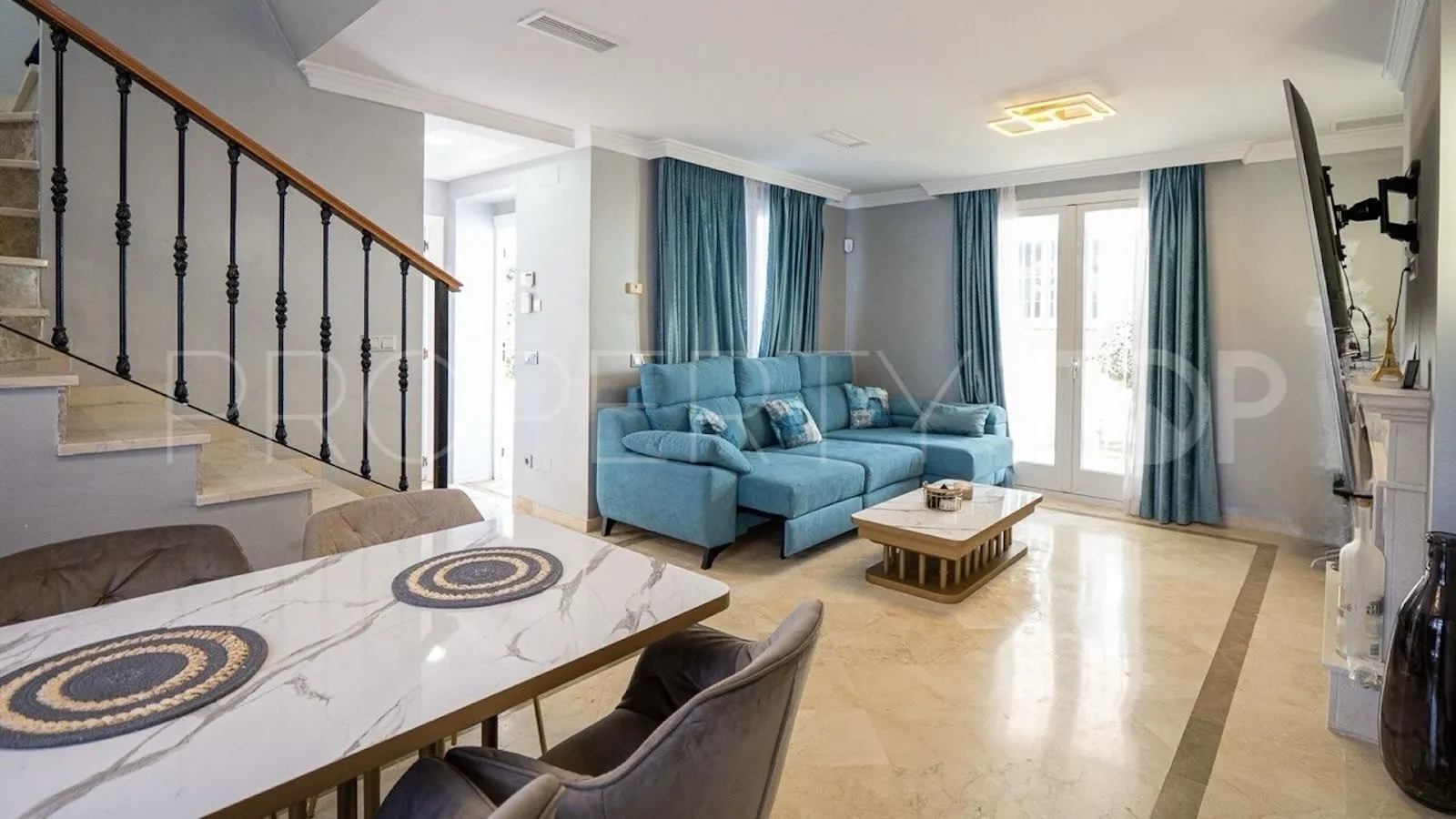 Buy town house in Aloha Lake Village