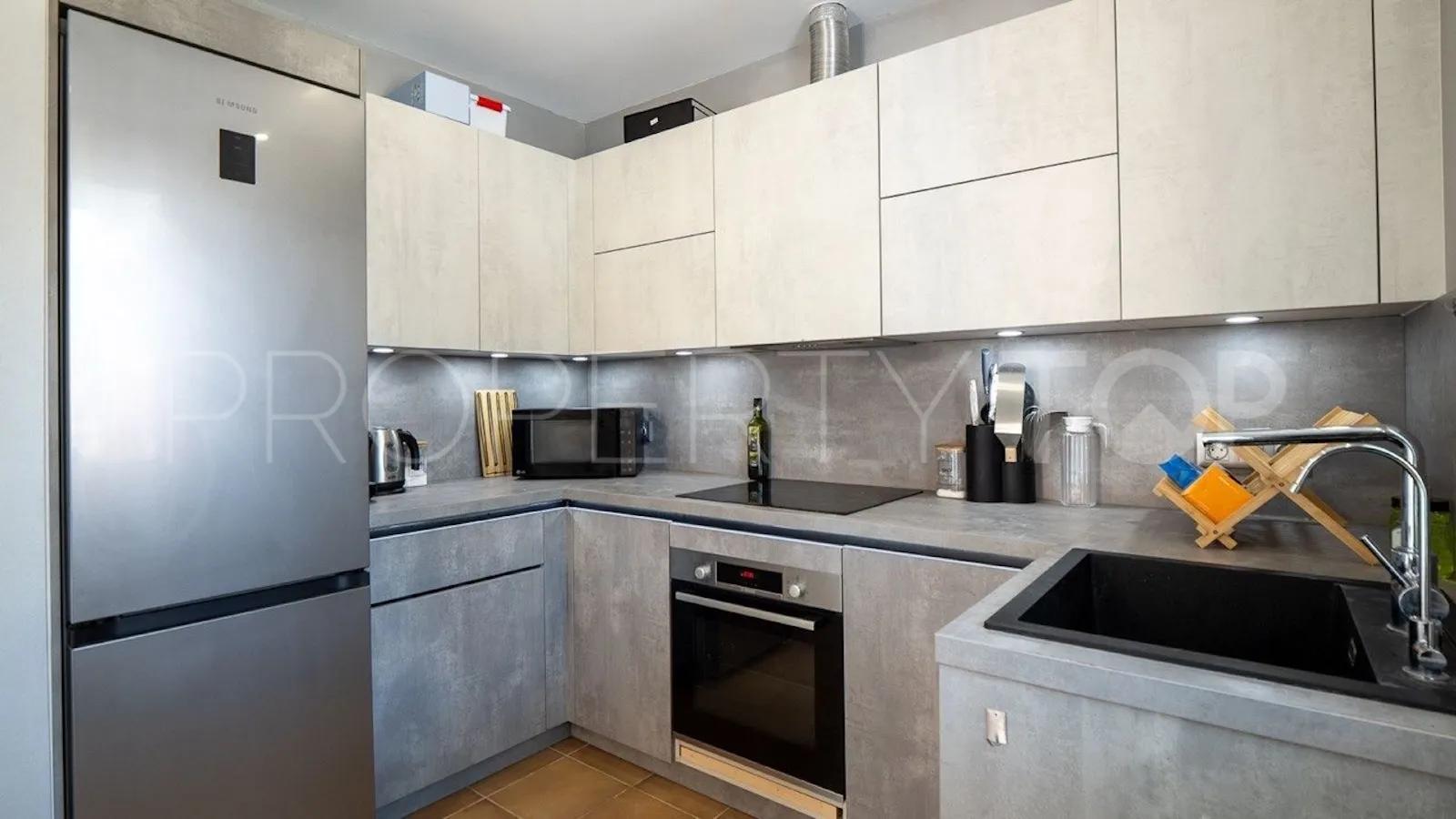 Buy town house in Aloha Lake Village