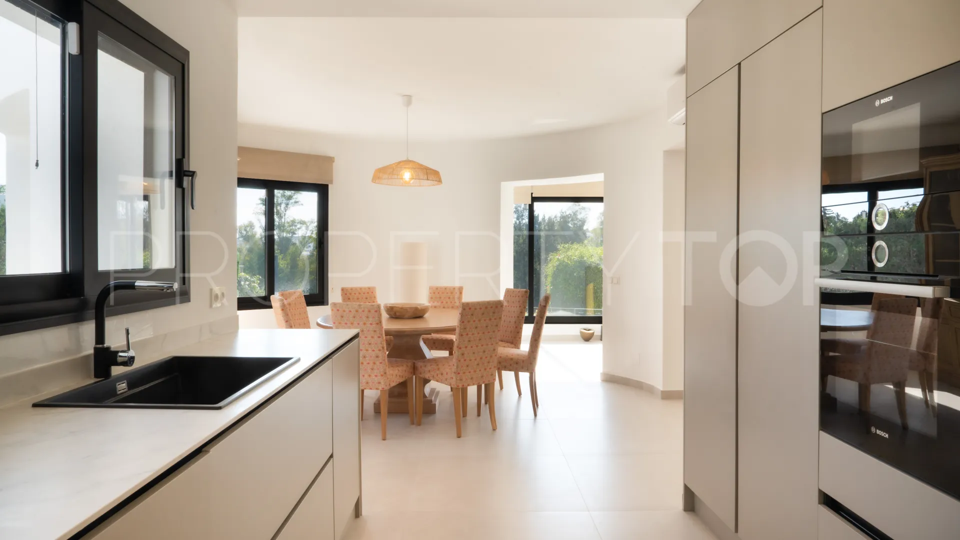Villa de 4 dormitorios a la venta en Guadalmina Alta