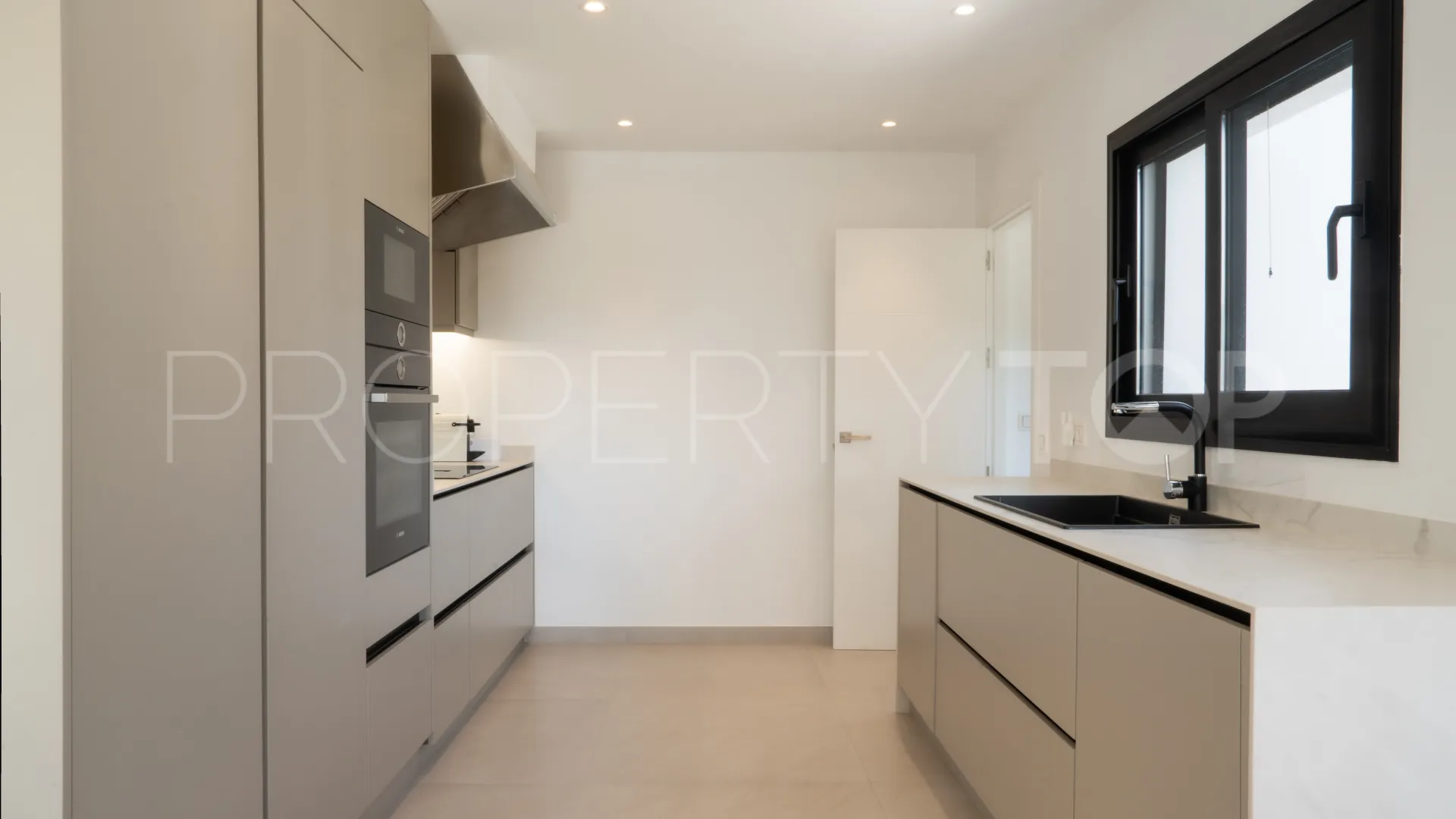 Villa de 4 dormitorios a la venta en Guadalmina Alta