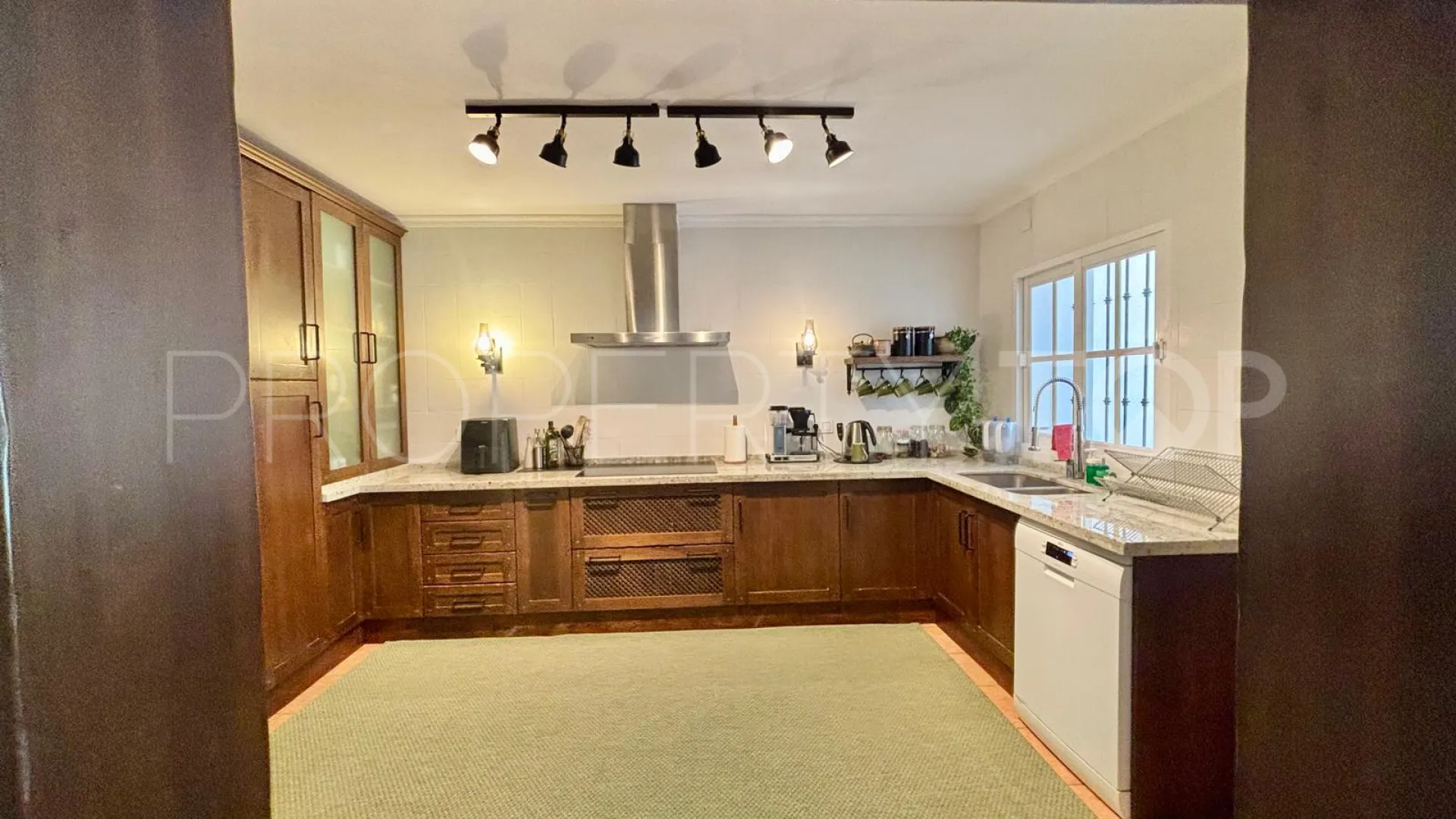 Estepona Centre 5 bedrooms town house for sale