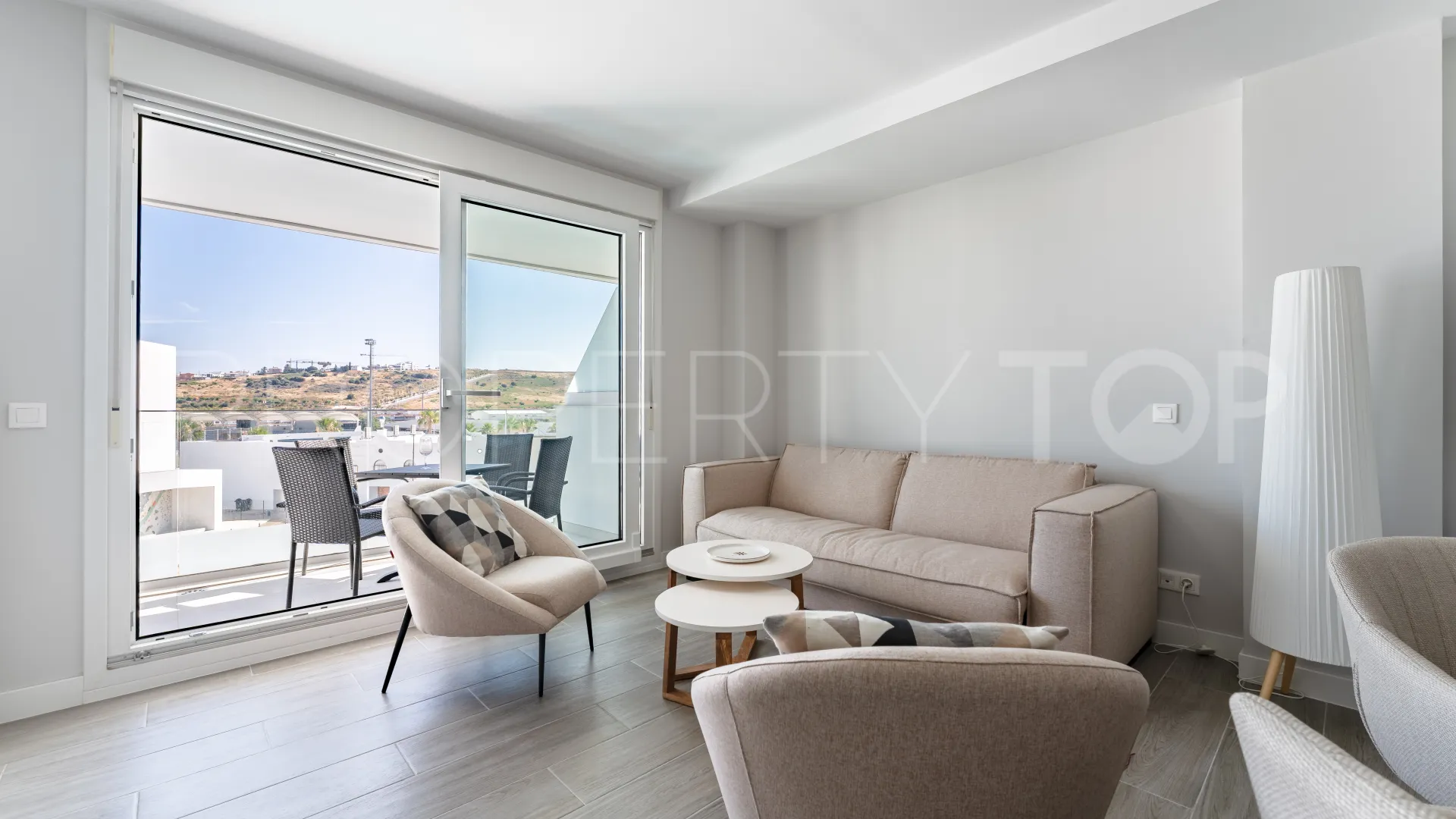 Se vende apartamento en Avda de Andalucia - Sierra de Estepona