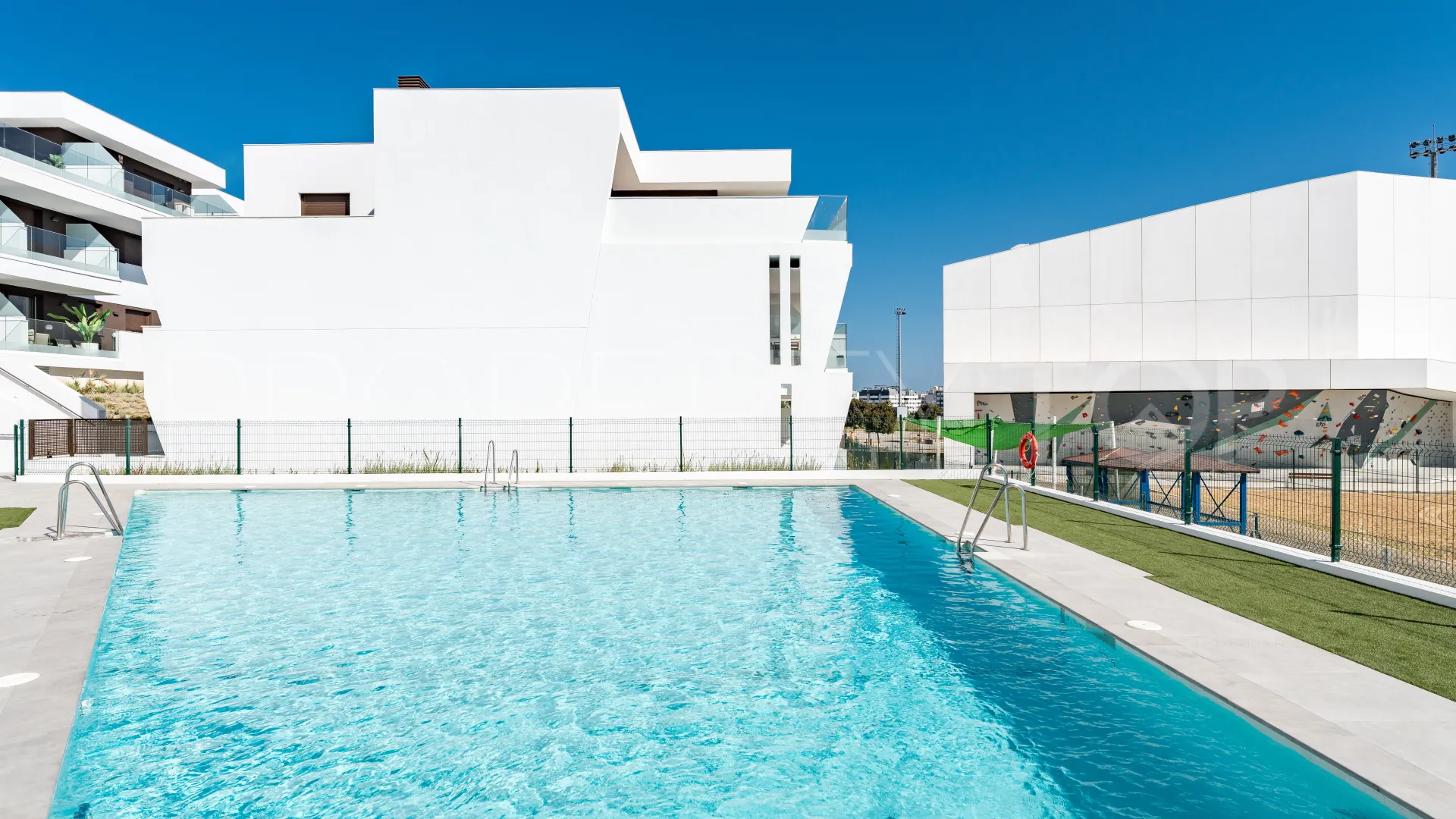 Se vende apartamento en Avda de Andalucia - Sierra de Estepona