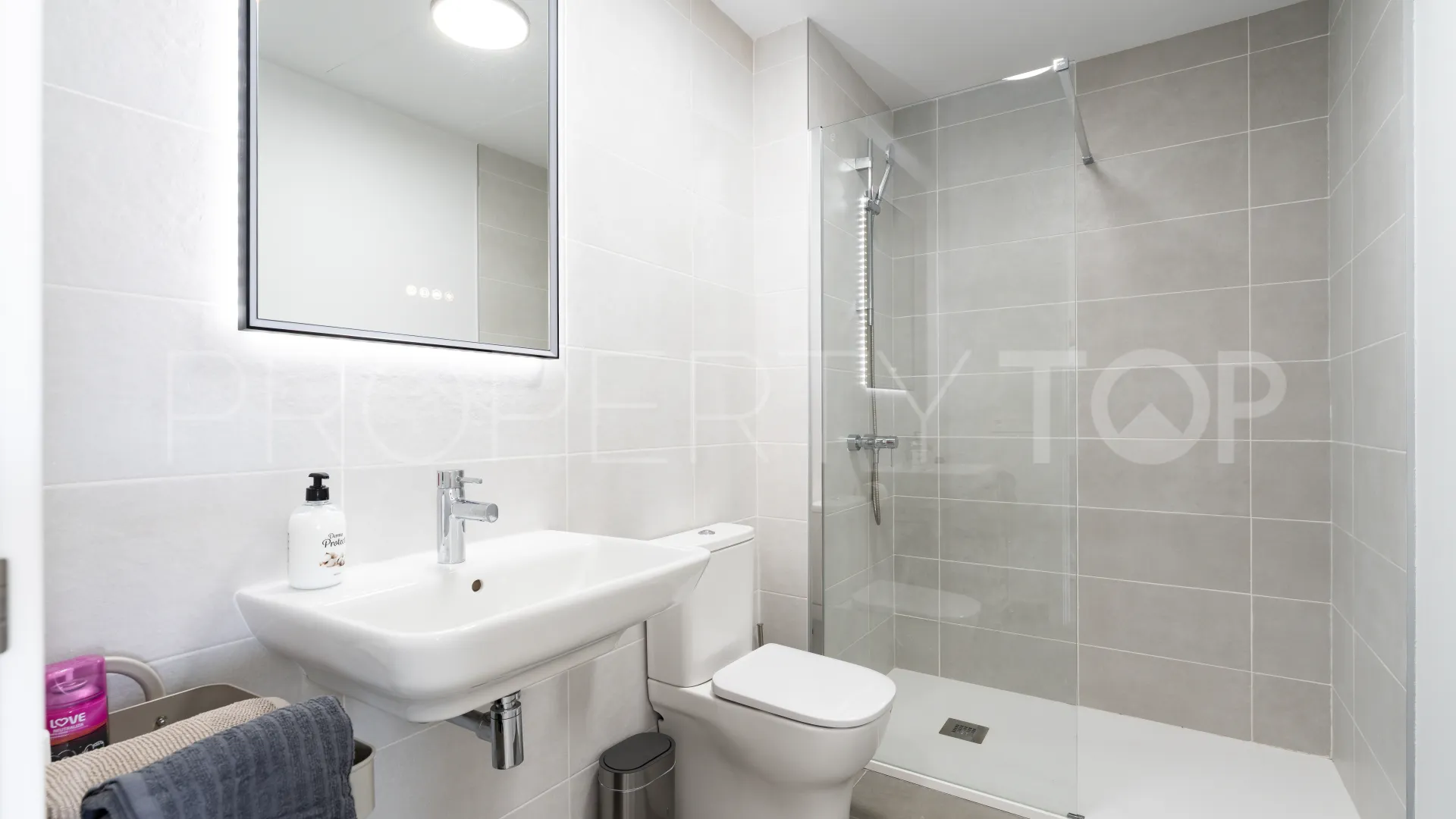 Se vende apartamento en Avda de Andalucia - Sierra de Estepona