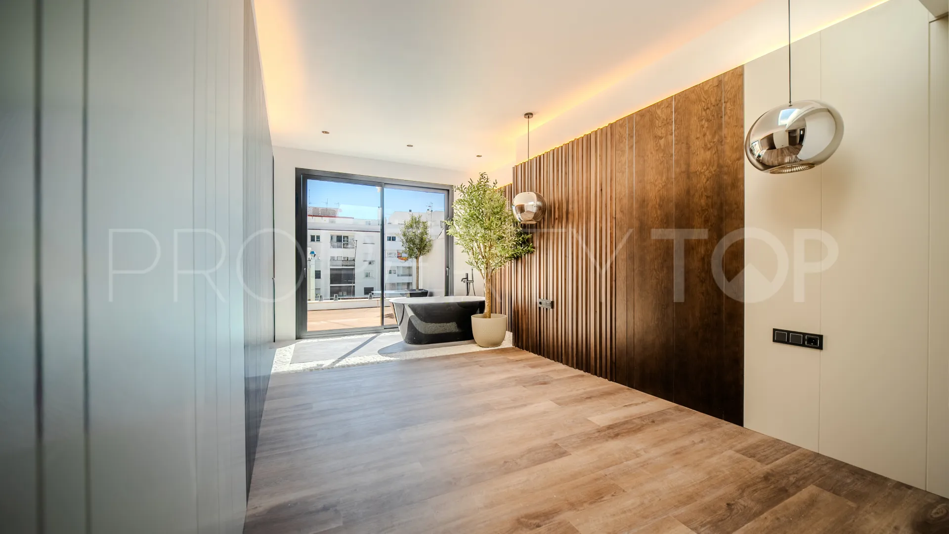 For sale town house in Estepona Old Town with 3 bedrooms