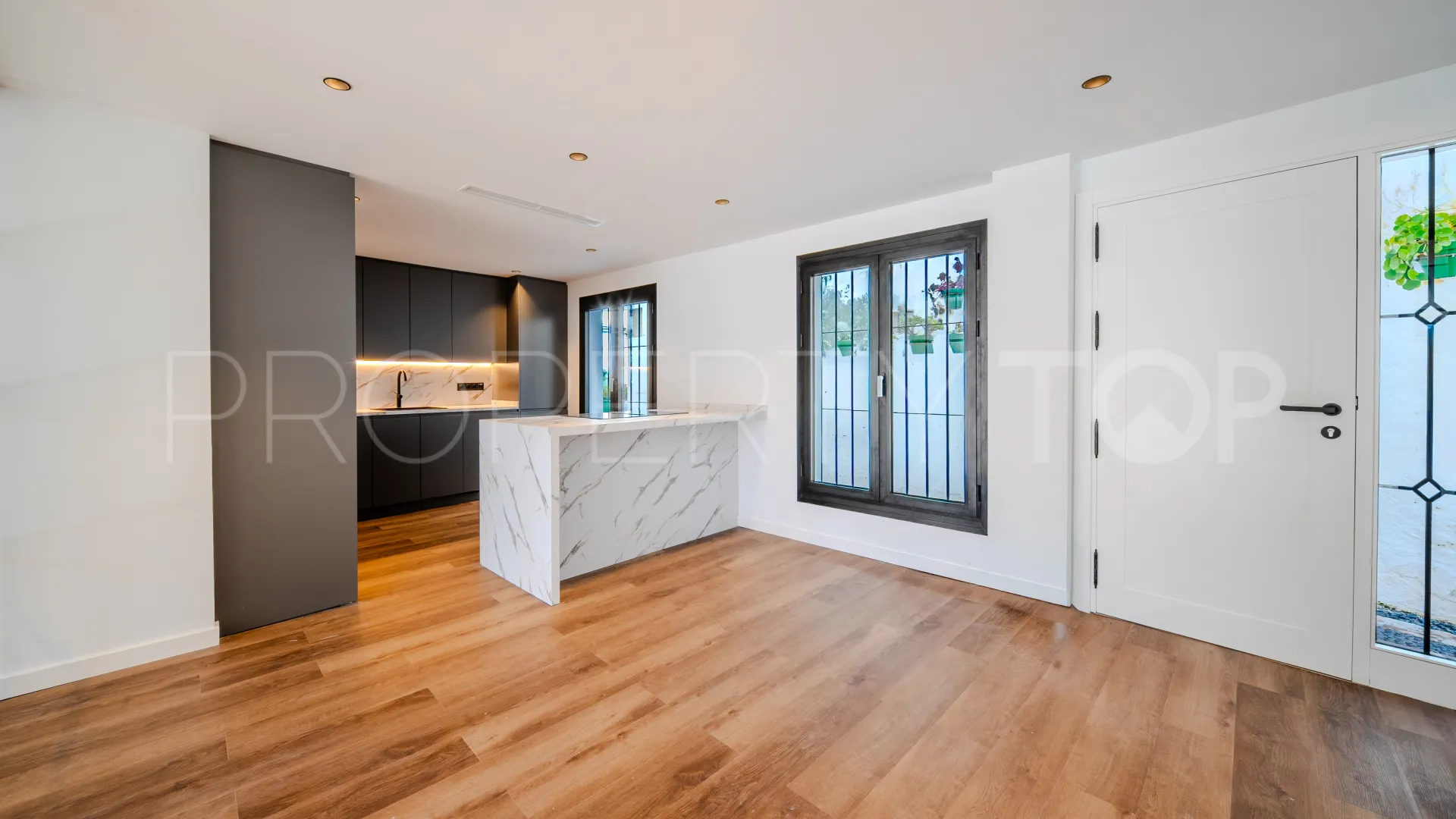 For sale town house in Estepona Old Town with 3 bedrooms