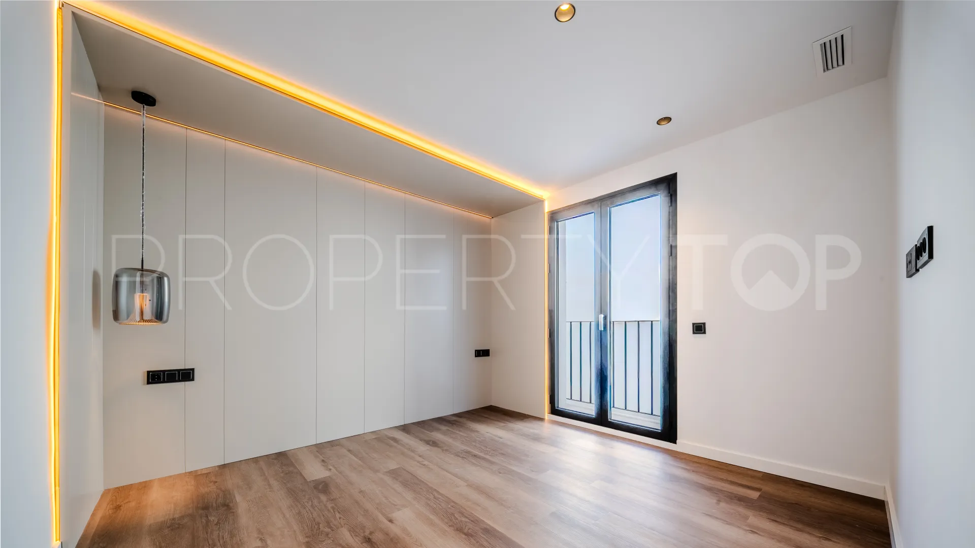 For sale town house in Estepona Old Town with 3 bedrooms