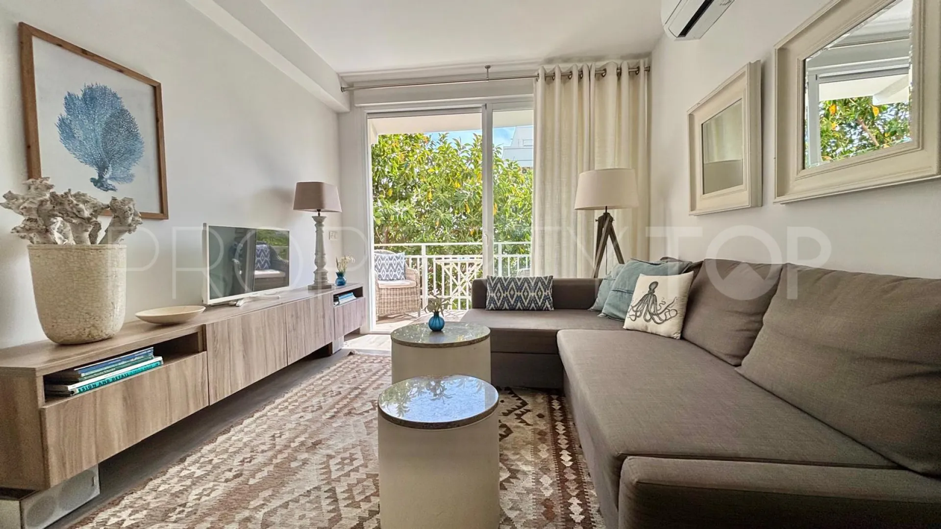 Apartamento con 2 dormitorios en venta en Estepona Centro