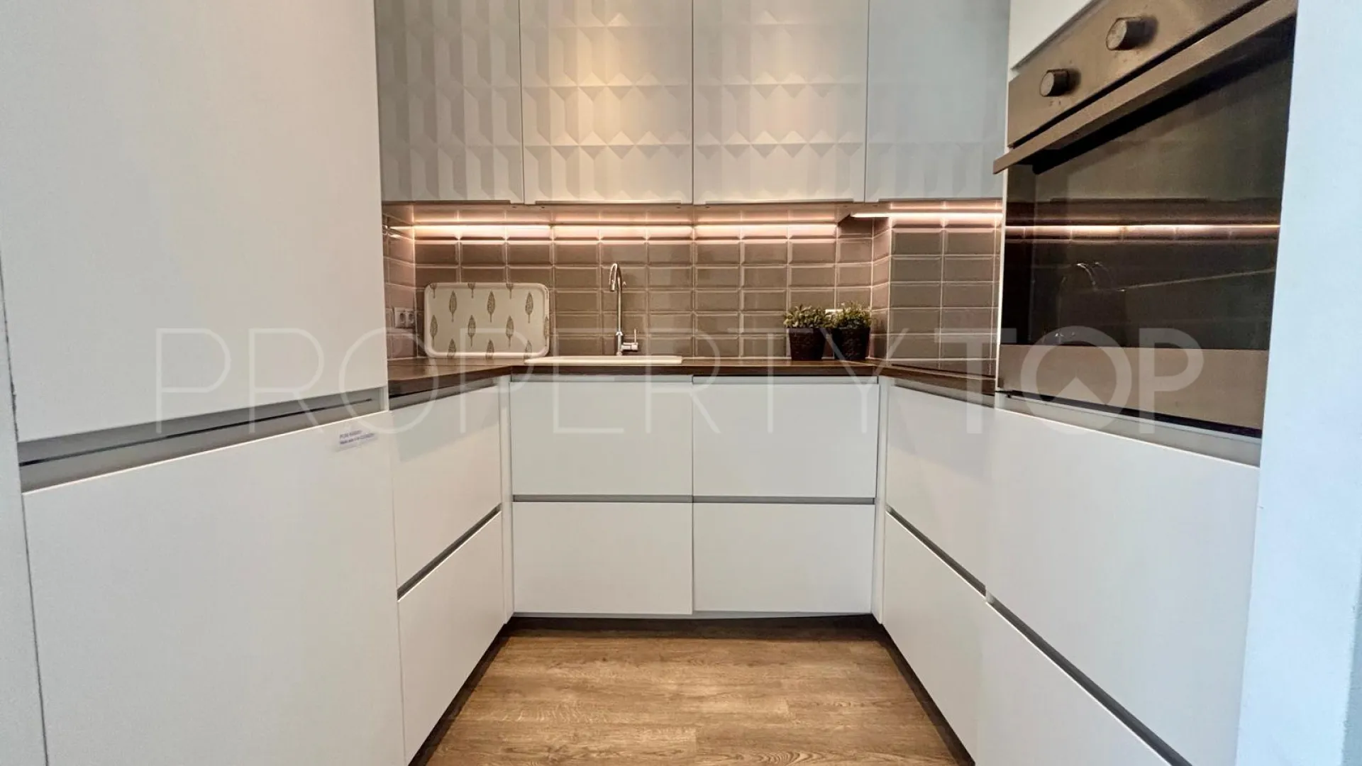 Apartamento con 2 dormitorios en venta en Estepona Centro