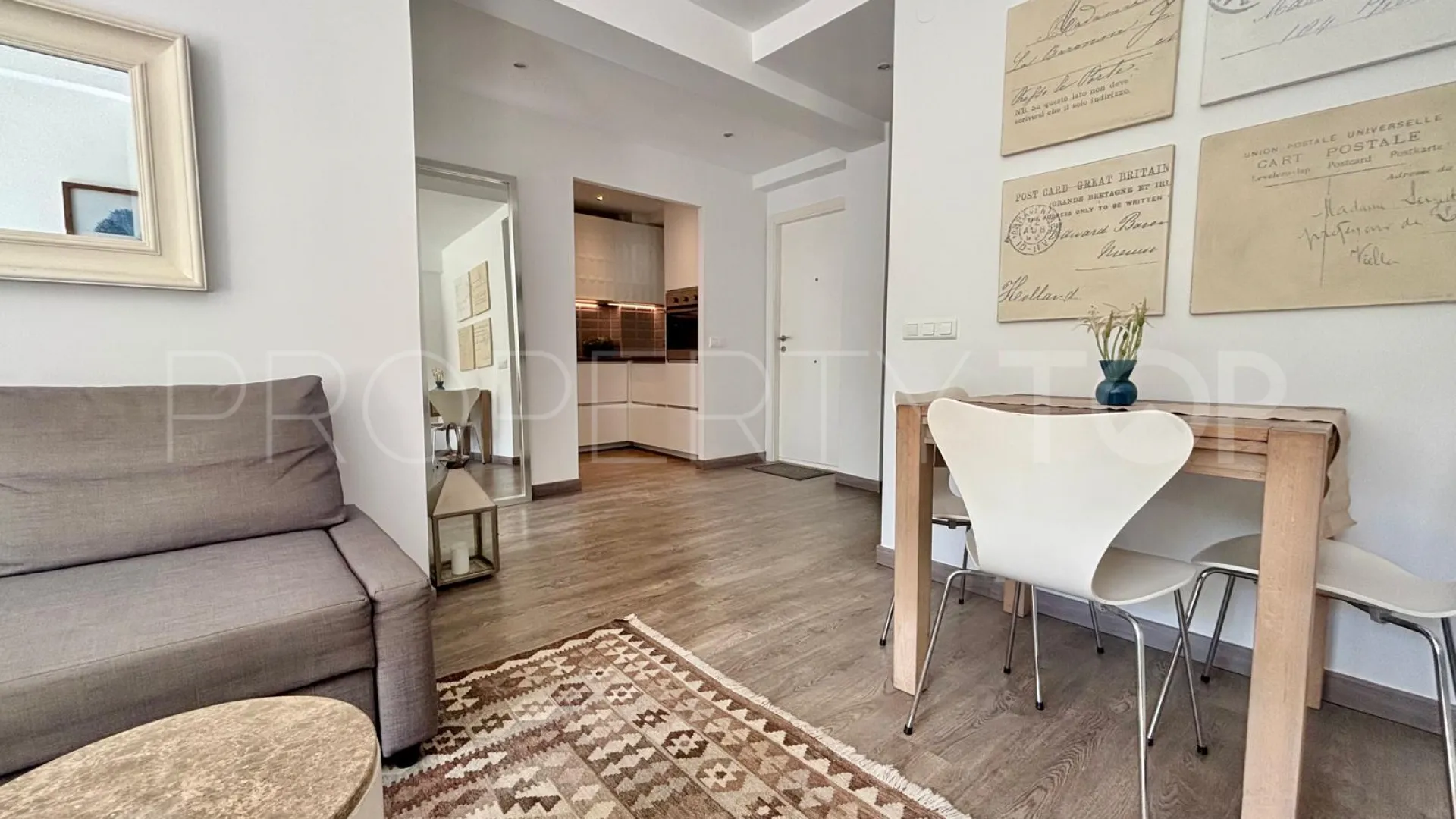 Apartamento con 2 dormitorios en venta en Estepona Centro