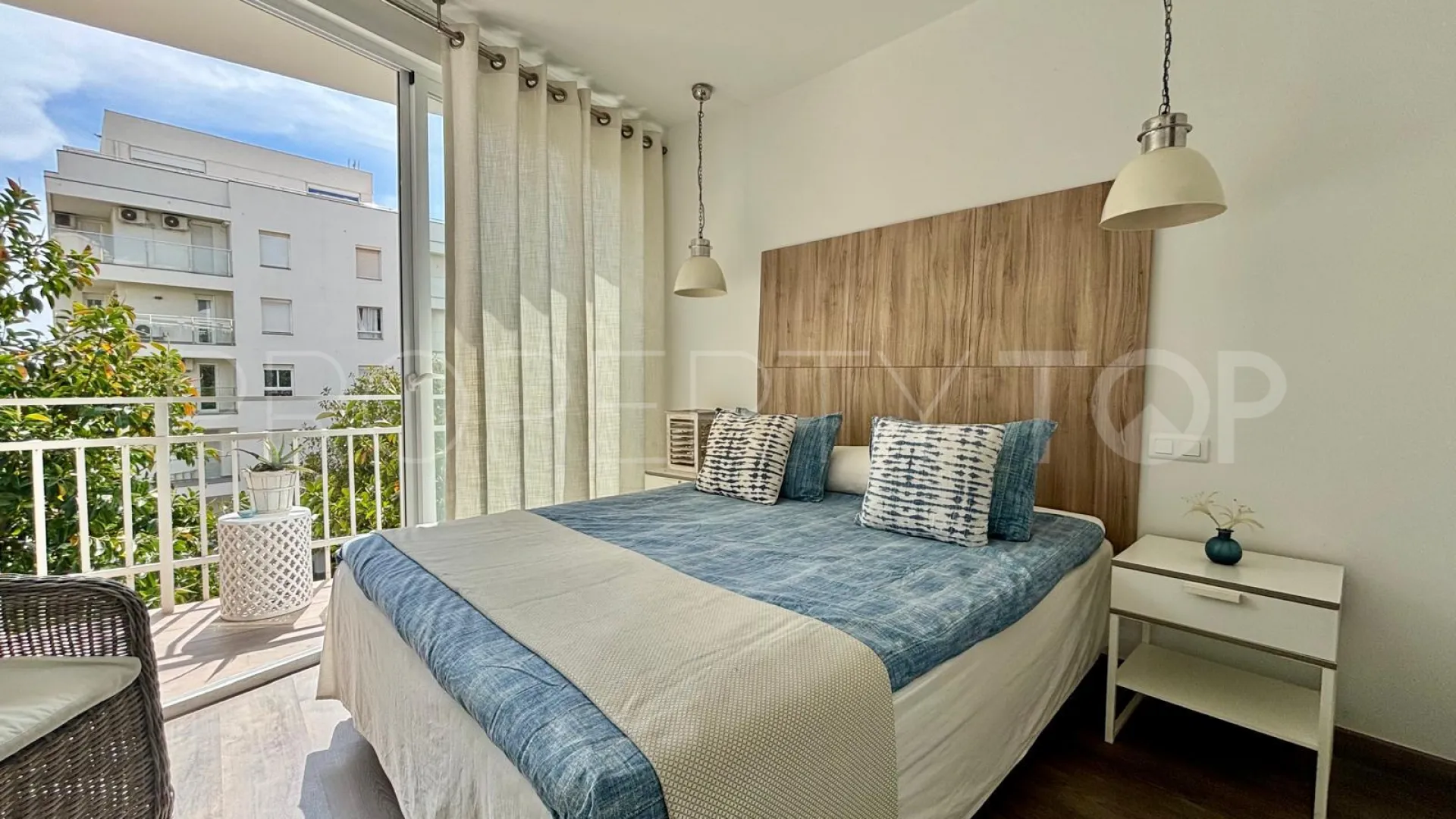 Apartamento con 2 dormitorios en venta en Estepona Centro