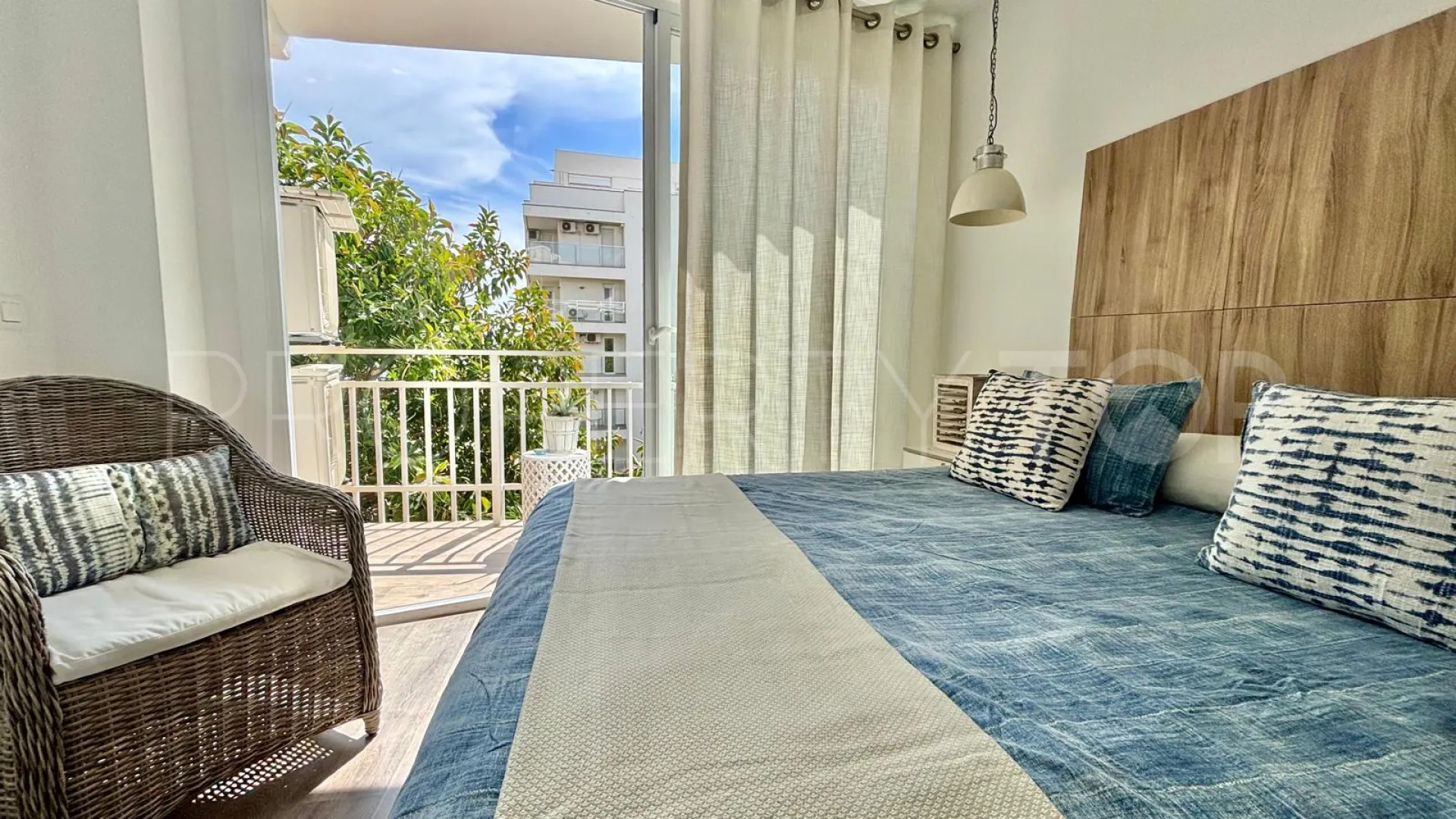 Apartamento con 2 dormitorios en venta en Estepona Centro