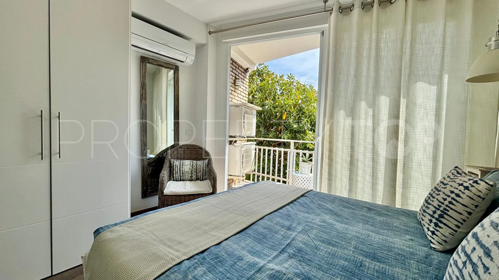 Apartamento con 2 dormitorios en venta en Estepona Centro