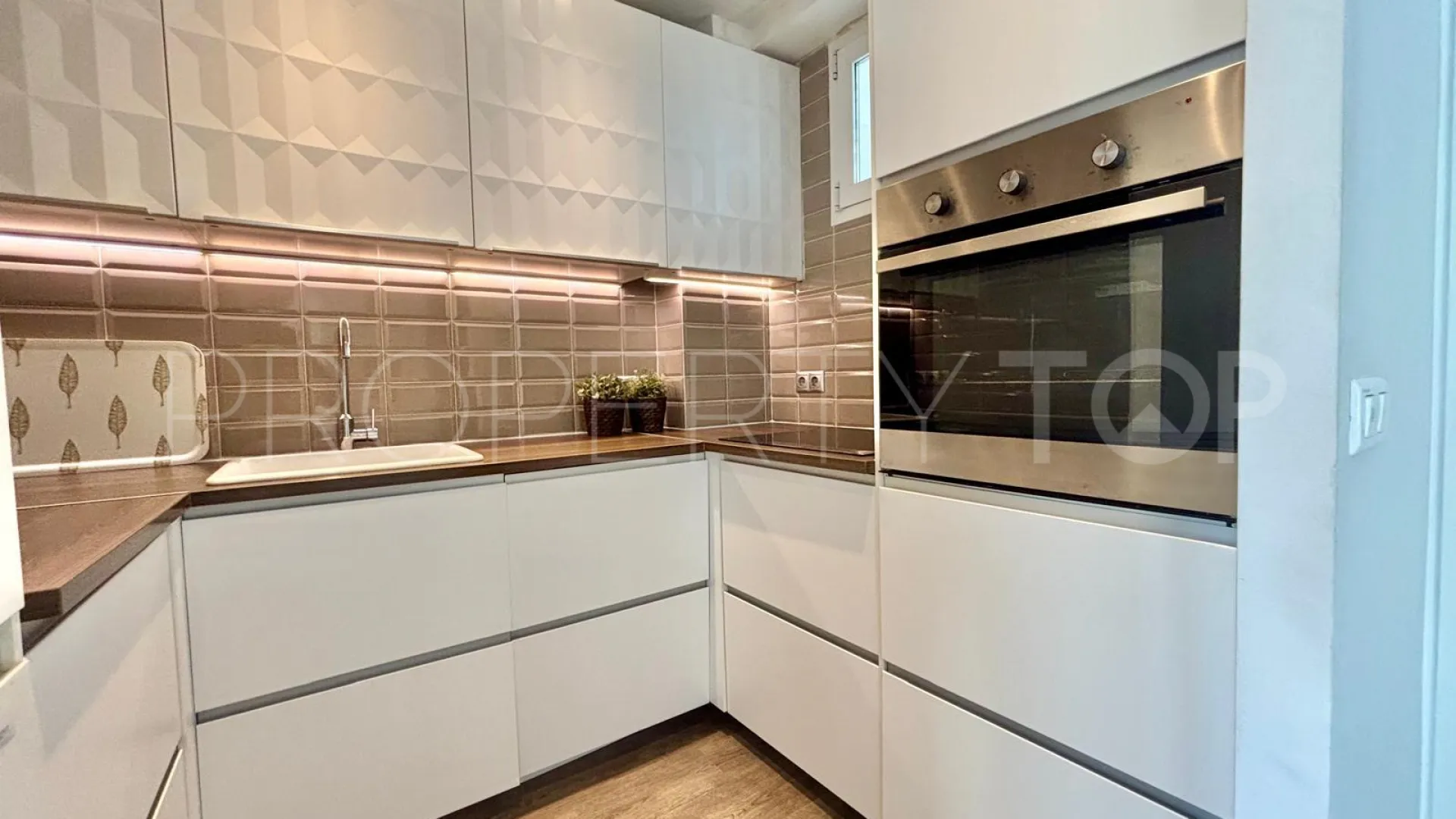 Apartamento con 2 dormitorios en venta en Estepona Centro