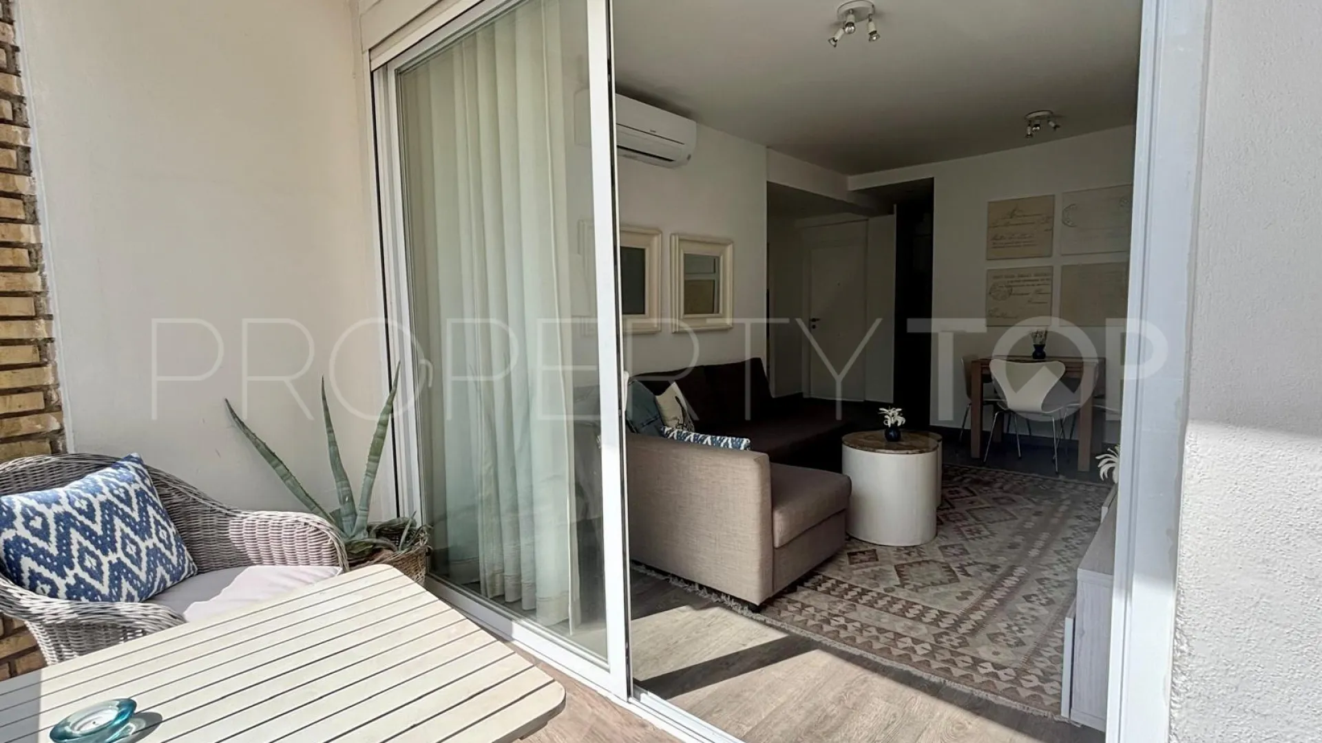 Apartamento con 2 dormitorios en venta en Estepona Centro
