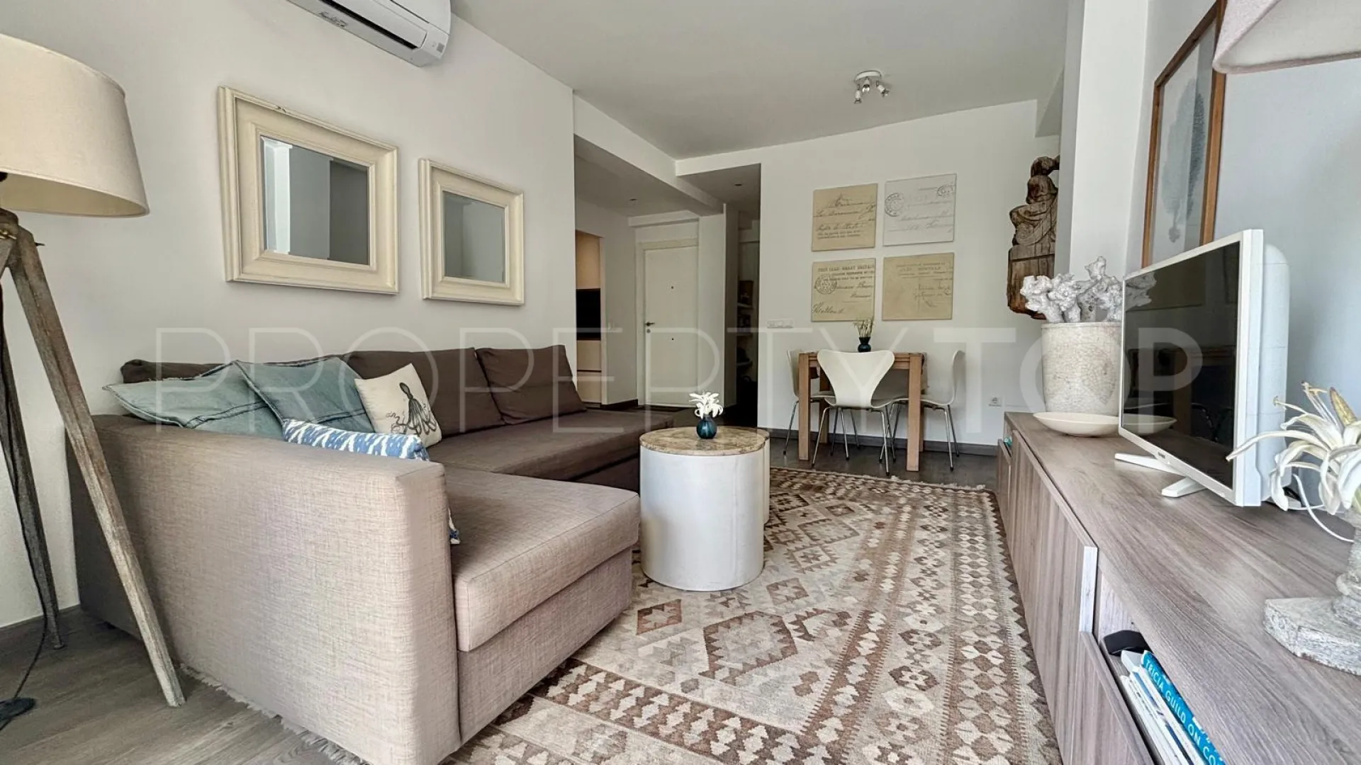 Apartamento con 2 dormitorios en venta en Estepona Centro