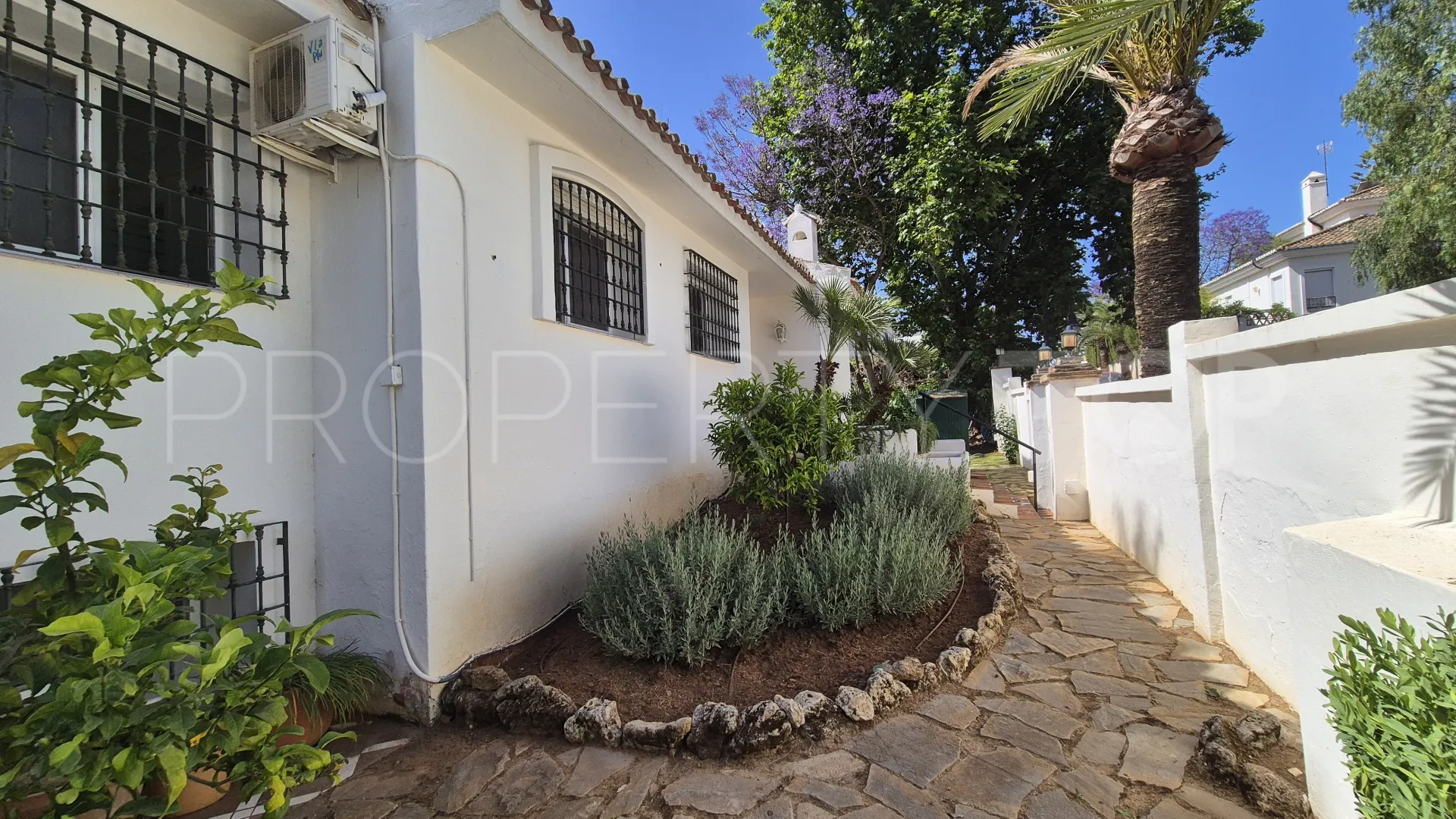 For sale villa with 5 bedrooms in Elviria