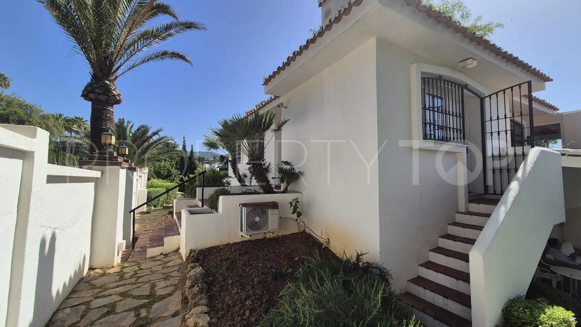 For sale villa with 5 bedrooms in Elviria