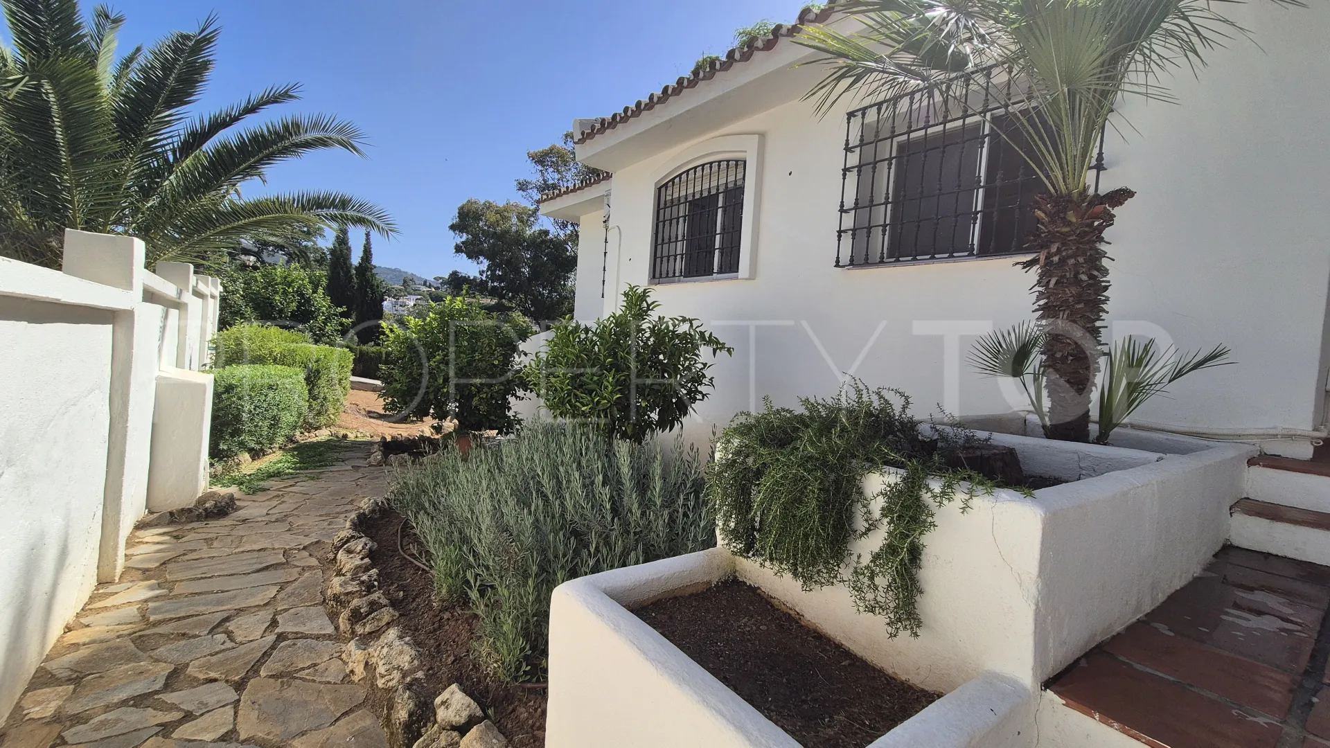 For sale villa with 5 bedrooms in Elviria