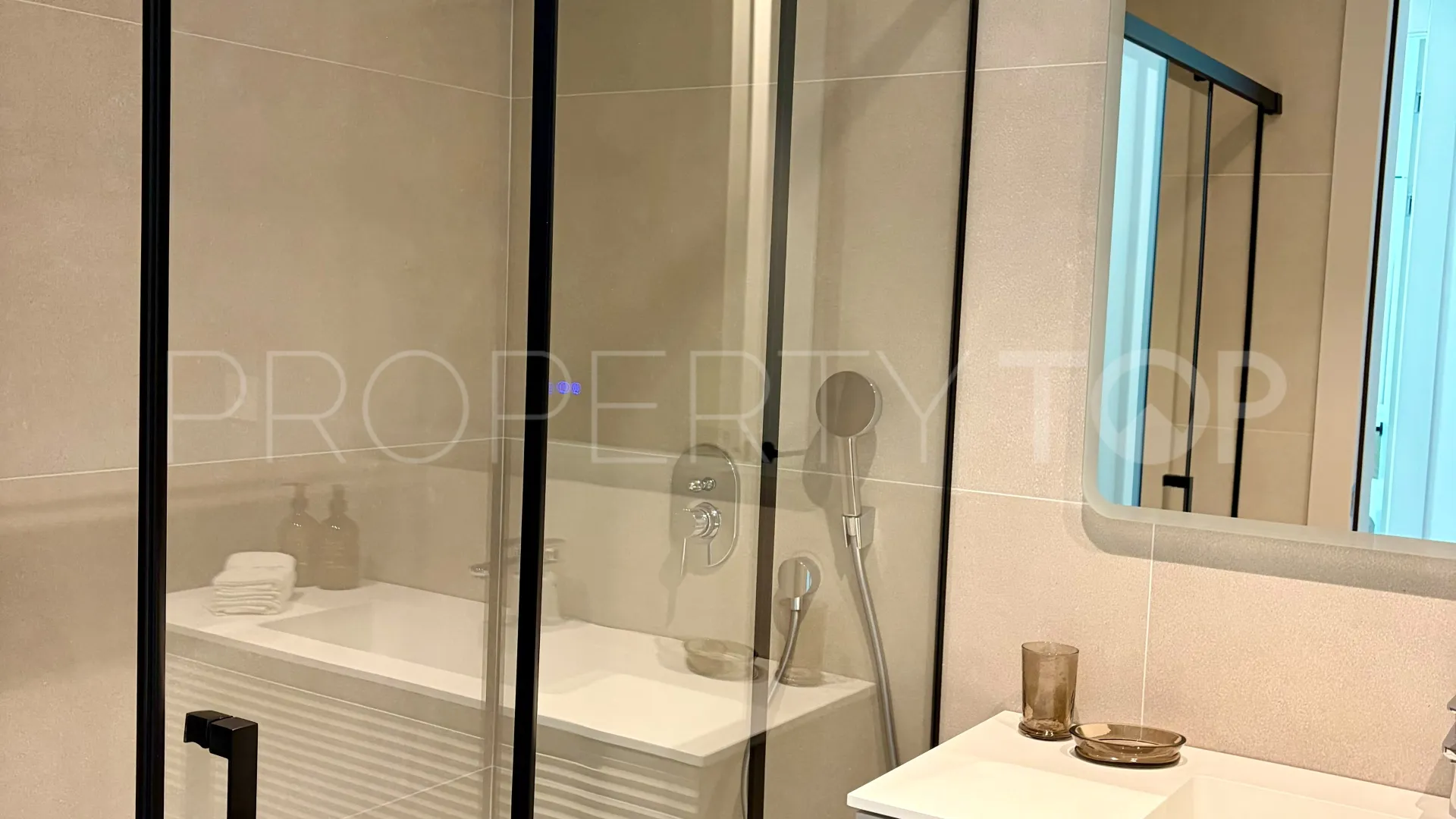 4 bedrooms ground floor apartment in Estepona for sale