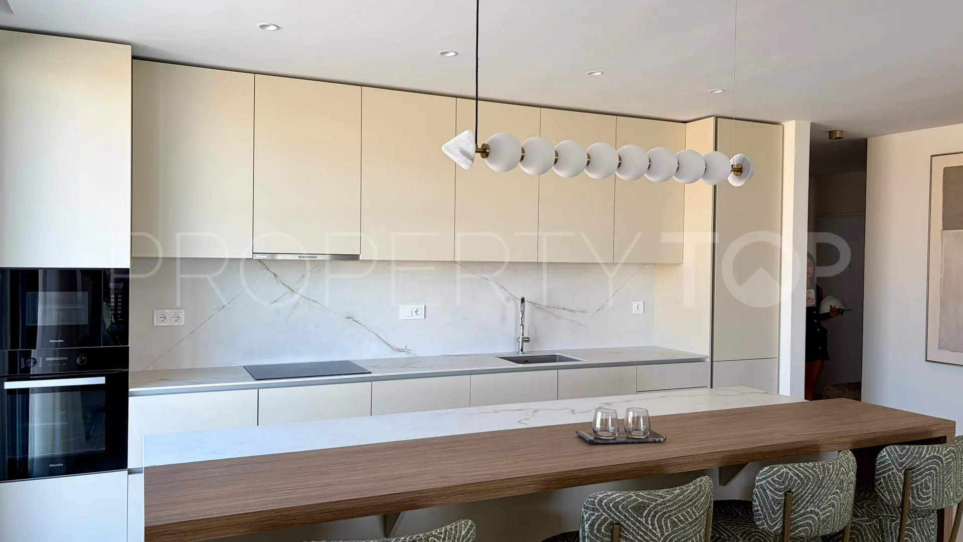 4 bedrooms ground floor apartment in Estepona for sale