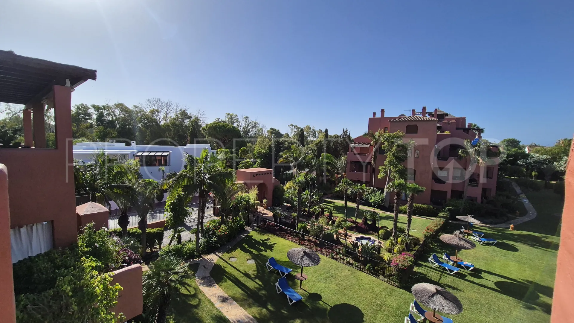 For sale duplex penthouse in Guadalmina Baja with 3 bedrooms