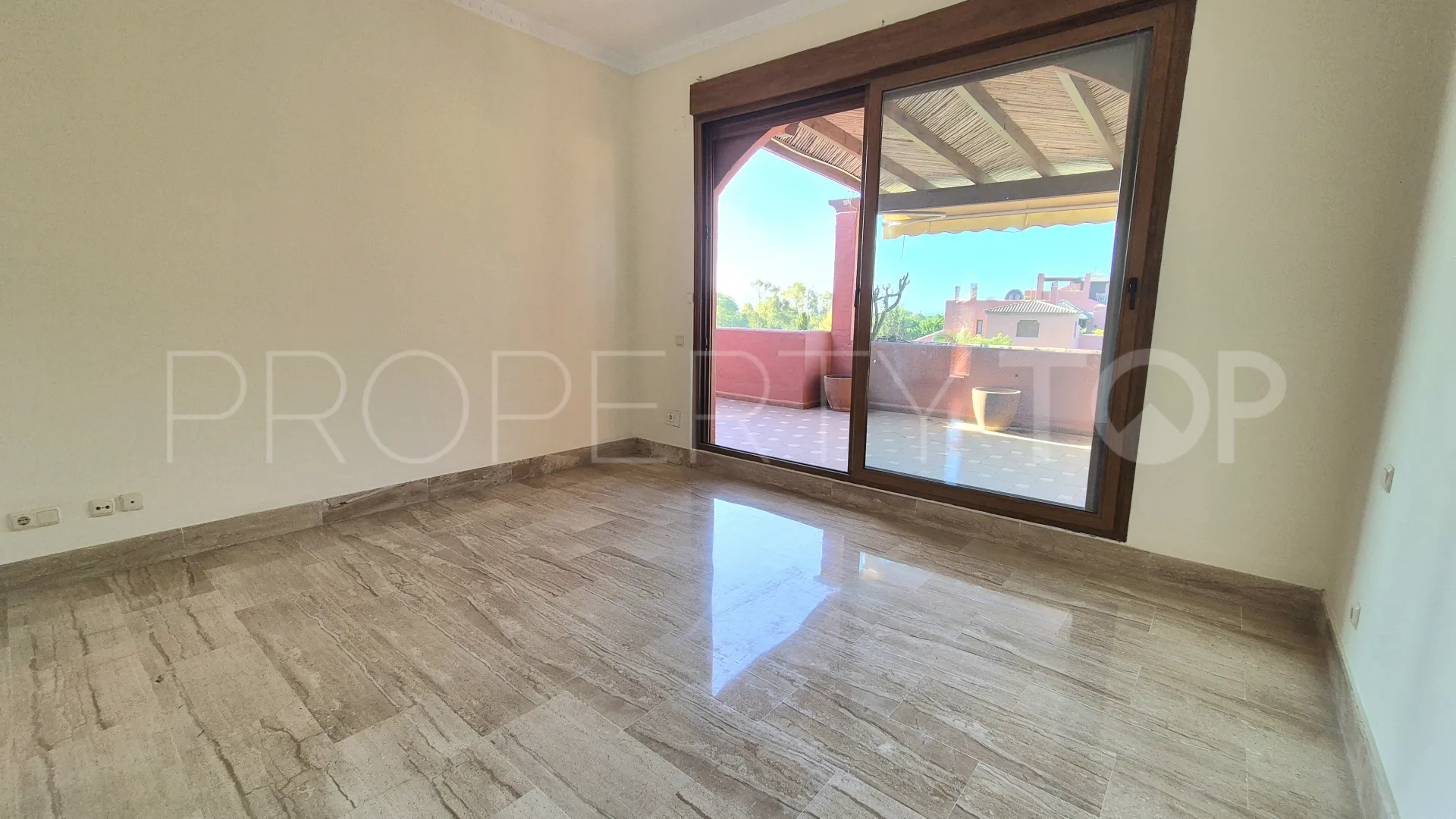 For sale duplex penthouse in Guadalmina Baja with 3 bedrooms