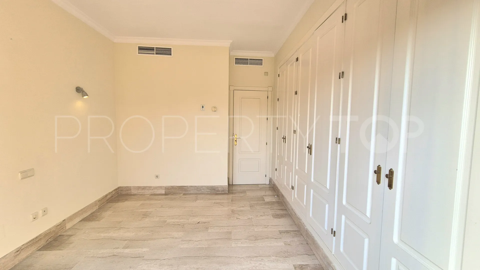 For sale duplex penthouse in Guadalmina Baja with 3 bedrooms