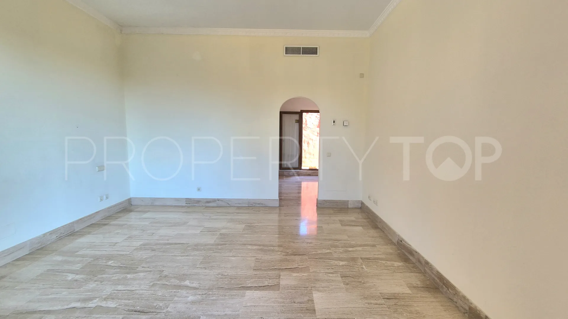 For sale duplex penthouse in Guadalmina Baja with 3 bedrooms
