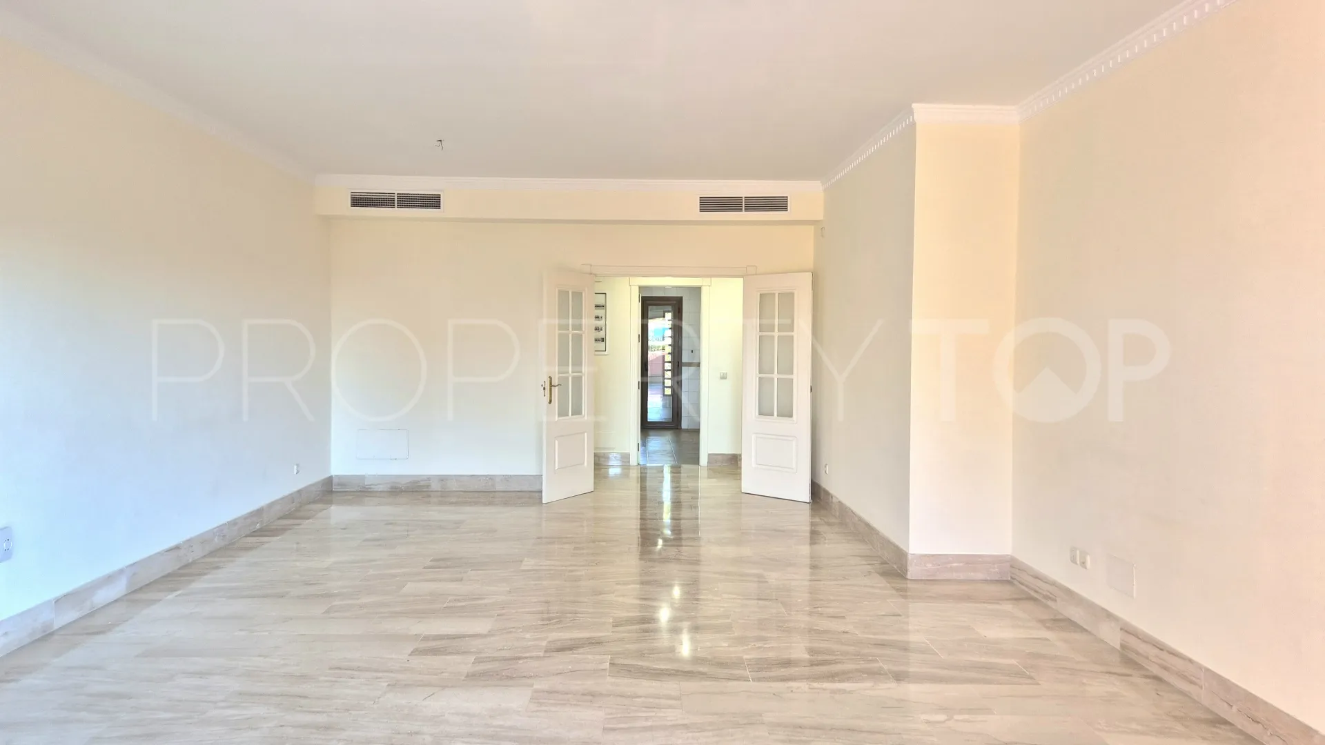 For sale duplex penthouse in Guadalmina Baja with 3 bedrooms