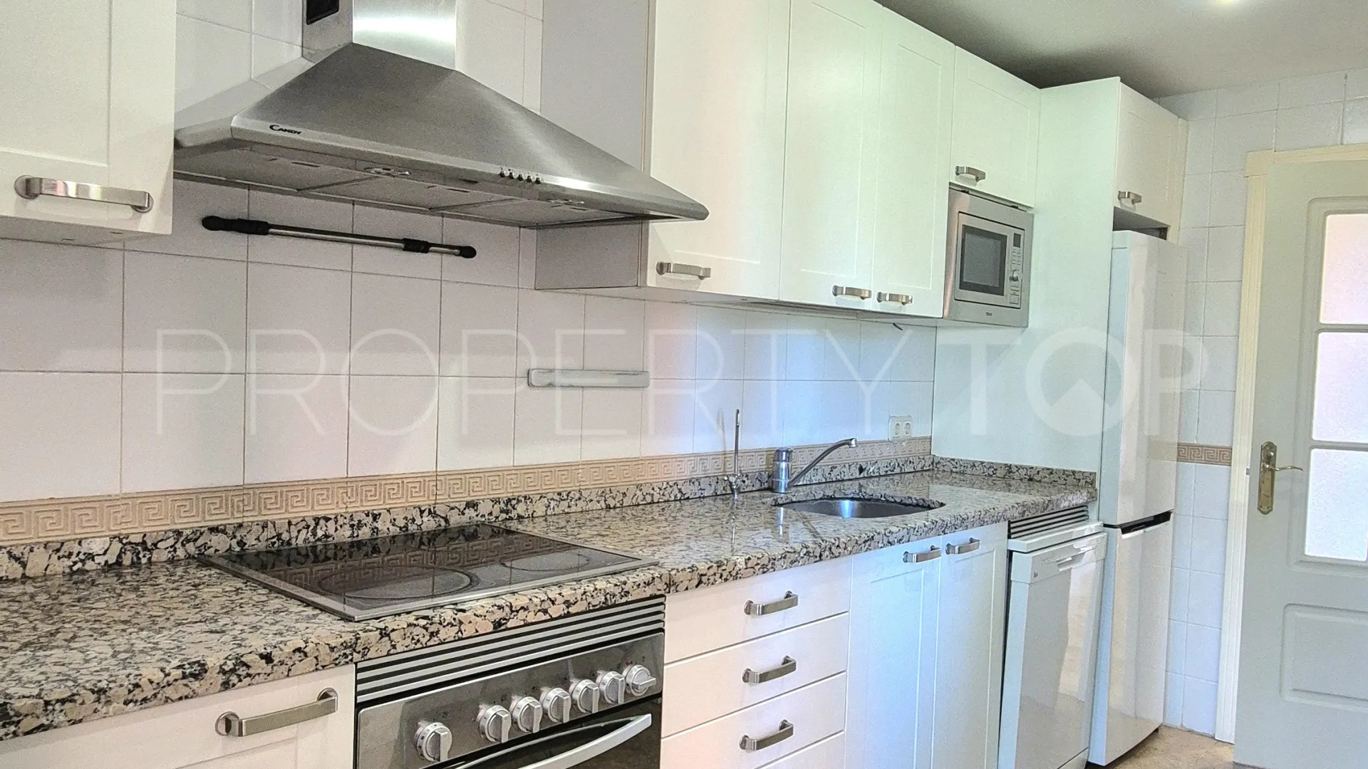 For sale duplex penthouse in Guadalmina Baja with 3 bedrooms