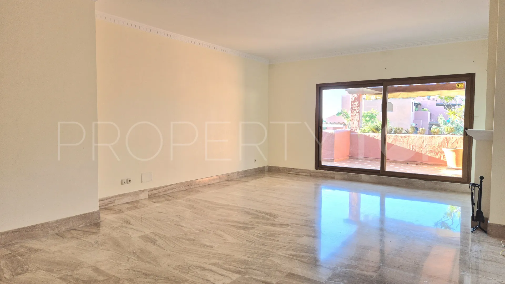 For sale duplex penthouse in Guadalmina Baja with 3 bedrooms