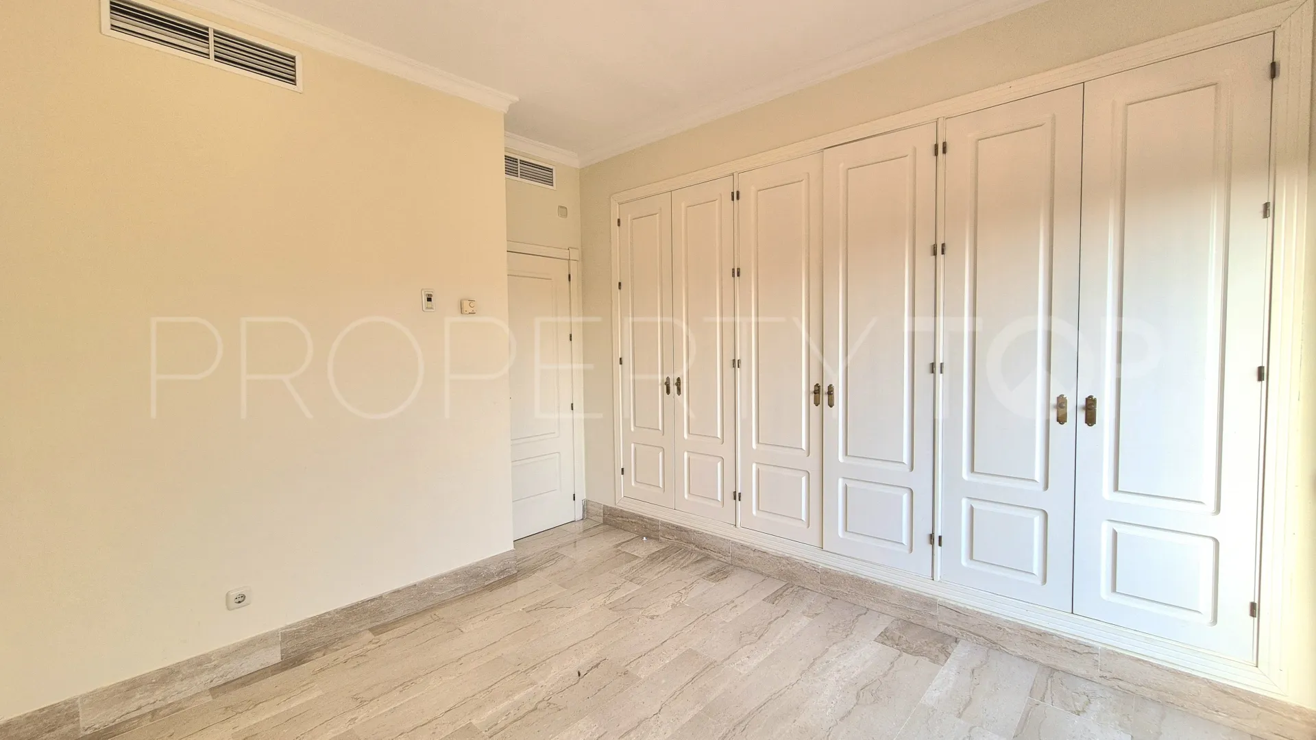 For sale duplex penthouse in Guadalmina Baja with 3 bedrooms