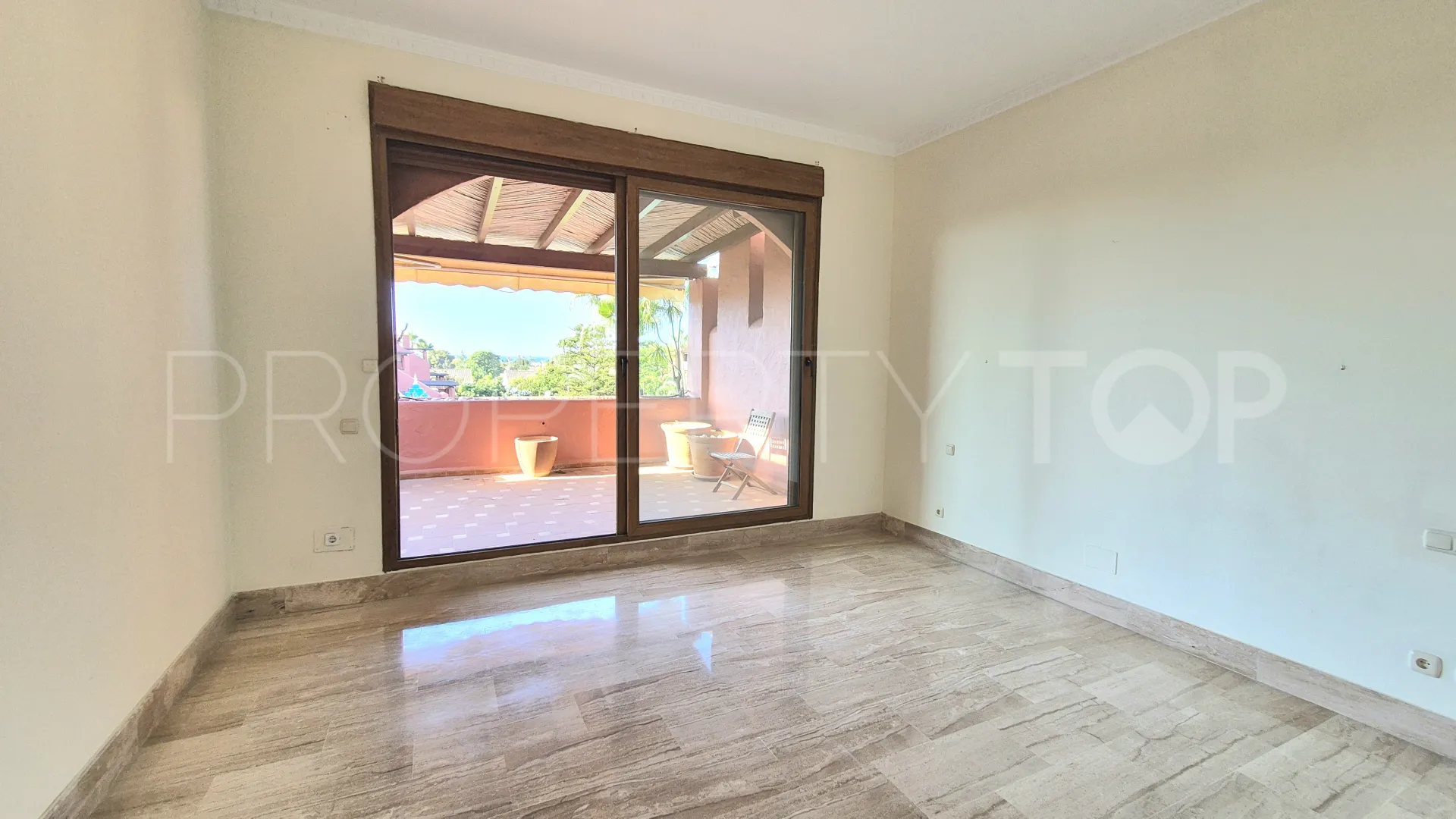 For sale duplex penthouse in Guadalmina Baja with 3 bedrooms
