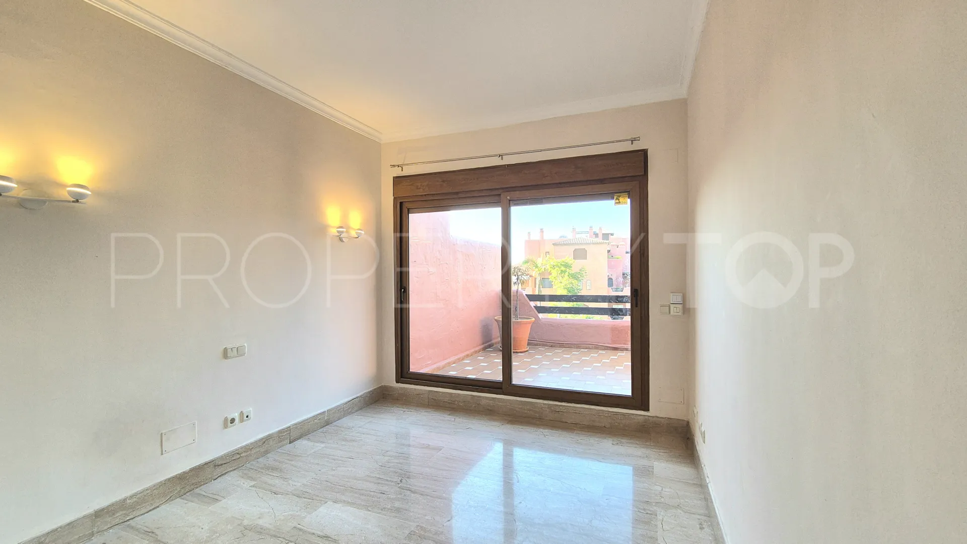 For sale duplex penthouse in Guadalmina Baja with 3 bedrooms