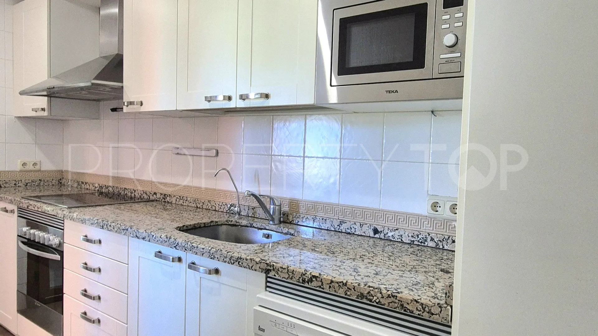 For sale duplex penthouse in Guadalmina Baja with 3 bedrooms