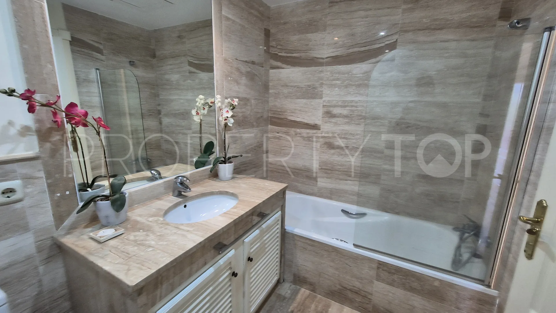 For sale duplex penthouse in Guadalmina Baja with 3 bedrooms