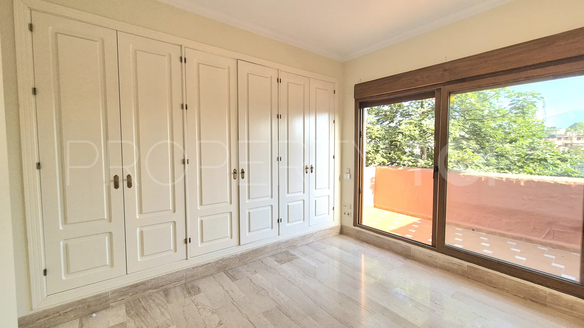 For sale duplex penthouse in Guadalmina Baja with 3 bedrooms